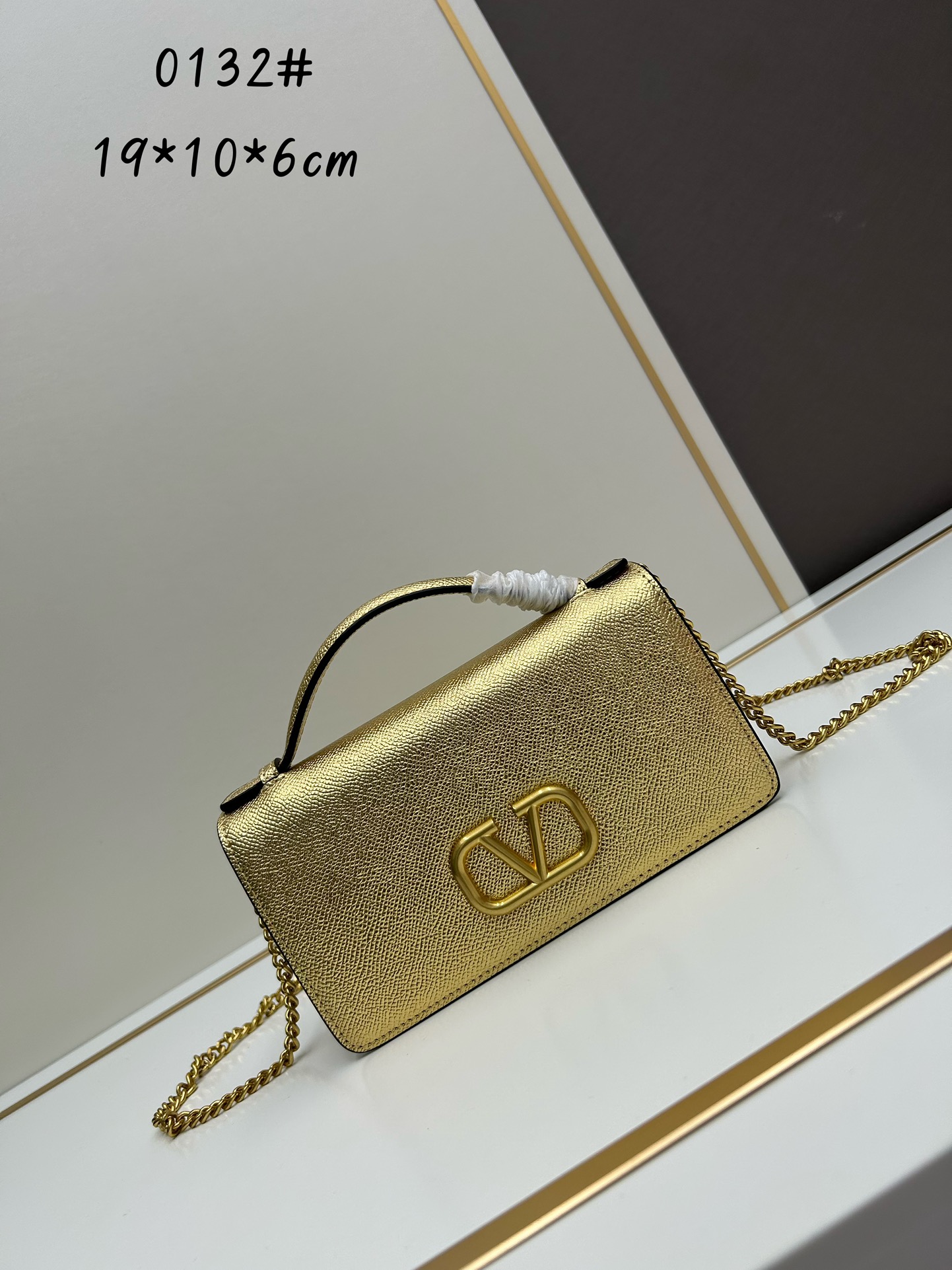 新品Valent**o Garavani VRING搭链手提设计：手掌纹牛皮精制而成，醒目标志性V字LO