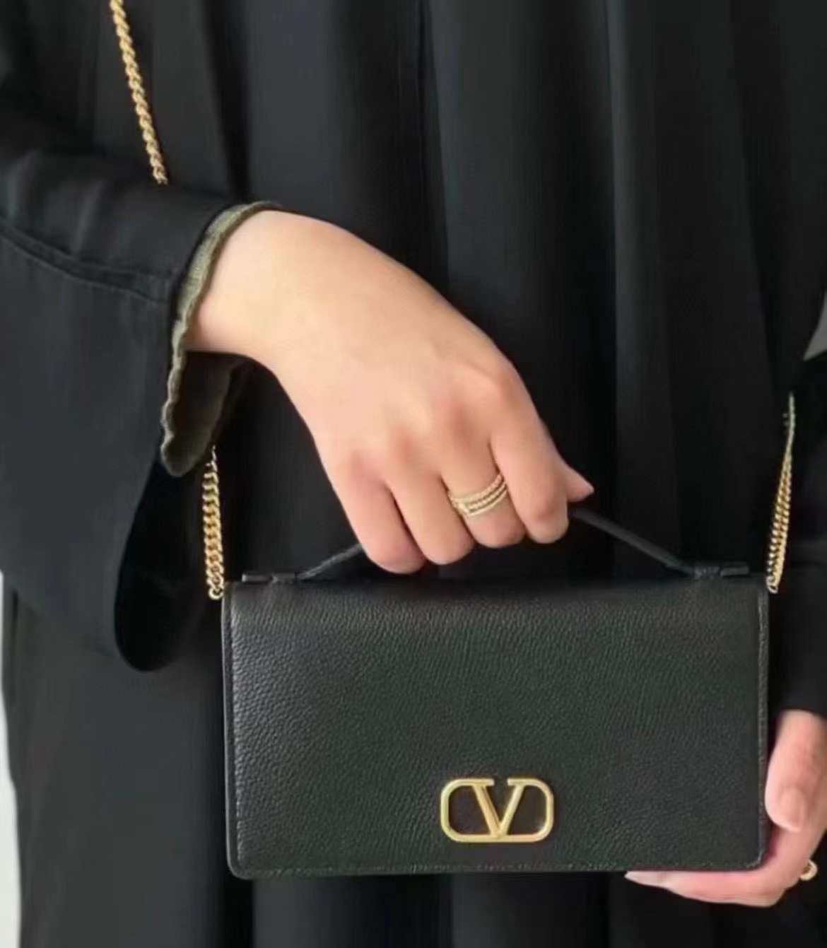 新品Valent**o Garavani VRING搭链手提设计：手掌纹牛皮精制而成，醒目标志性V字LO