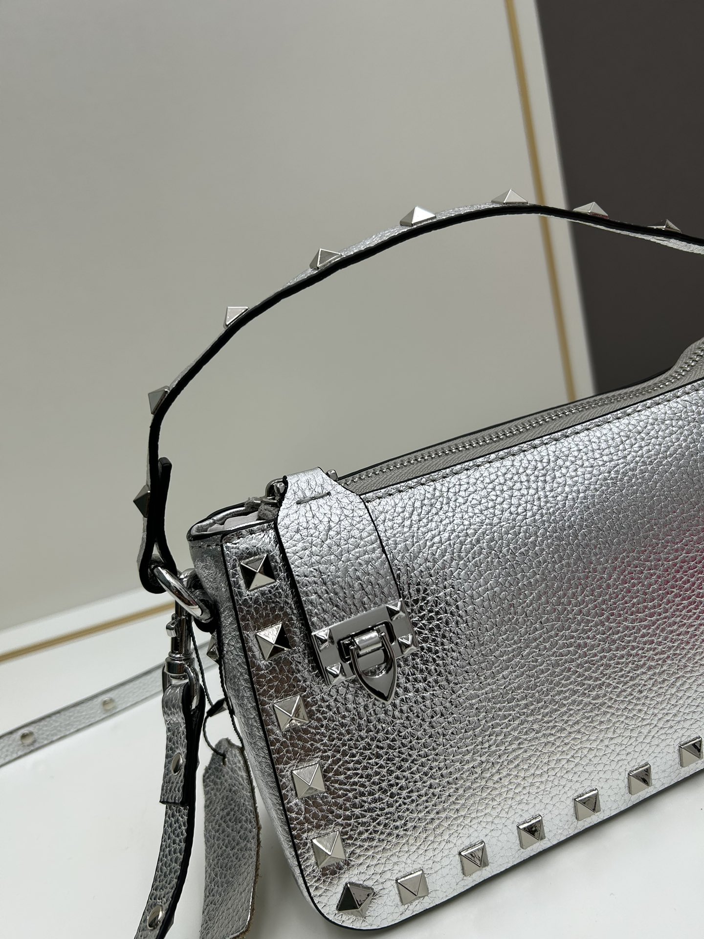 valent*** Garavani Rockstud 小号牛皮斜挎包，标志性的钩扣开合设计经重新诠释，