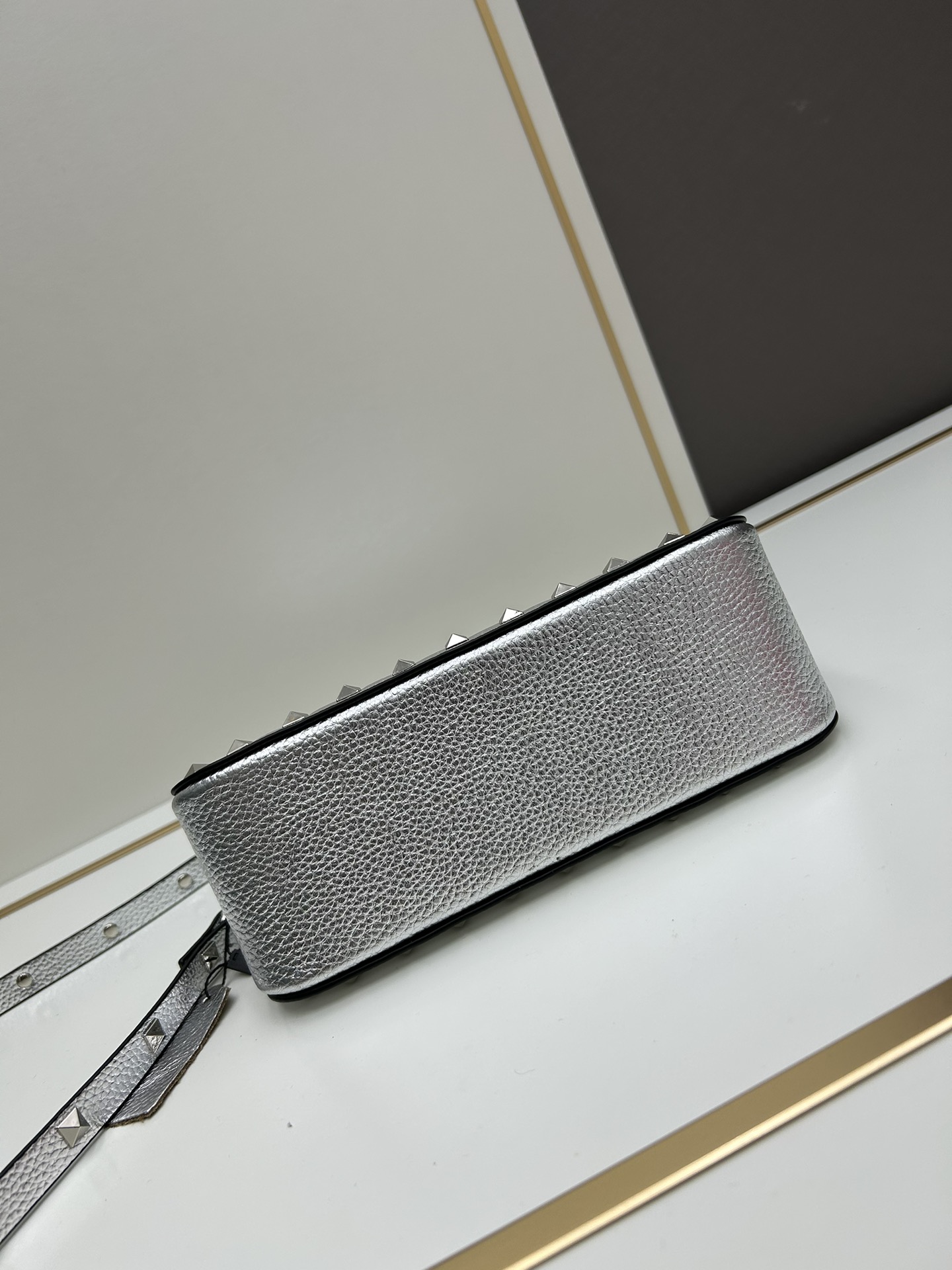 valent*** Garavani Rockstud 小号牛皮斜挎包，标志性的钩扣开合设计经重新诠释，