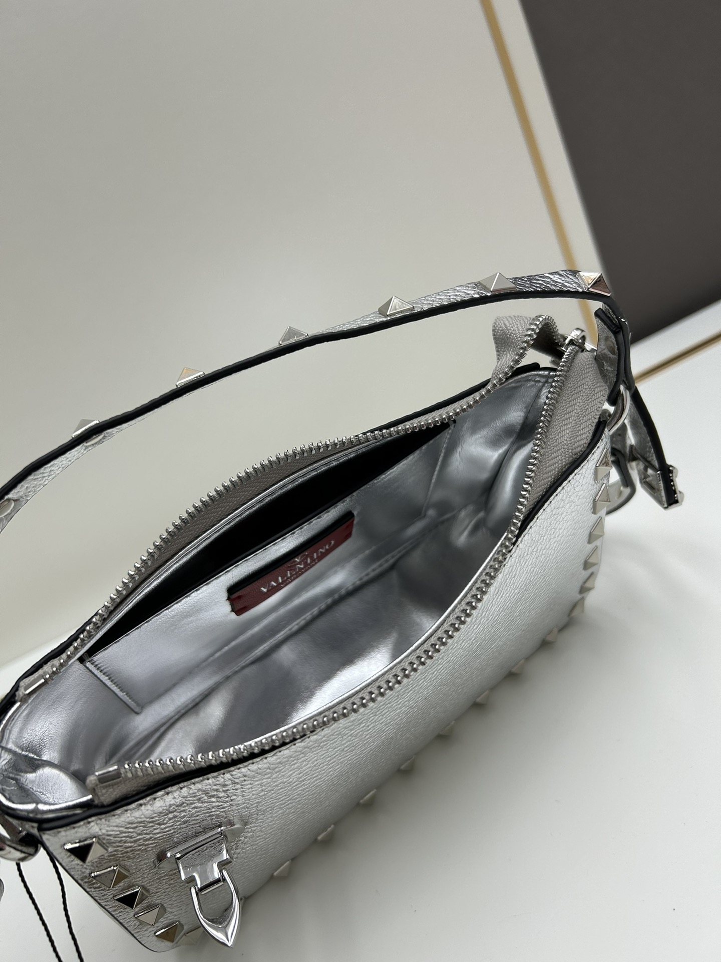 valent*** Garavani Rockstud 小号牛皮斜挎包，标志性的钩扣开合设计经重新诠释，