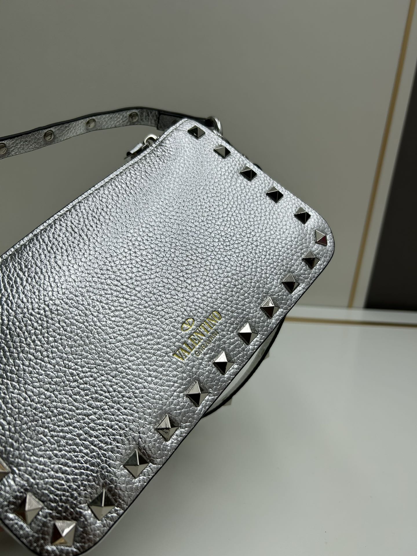 valent*** Garavani Rockstud 小号牛皮斜挎包，标志性的钩扣开合设计经重新诠释，