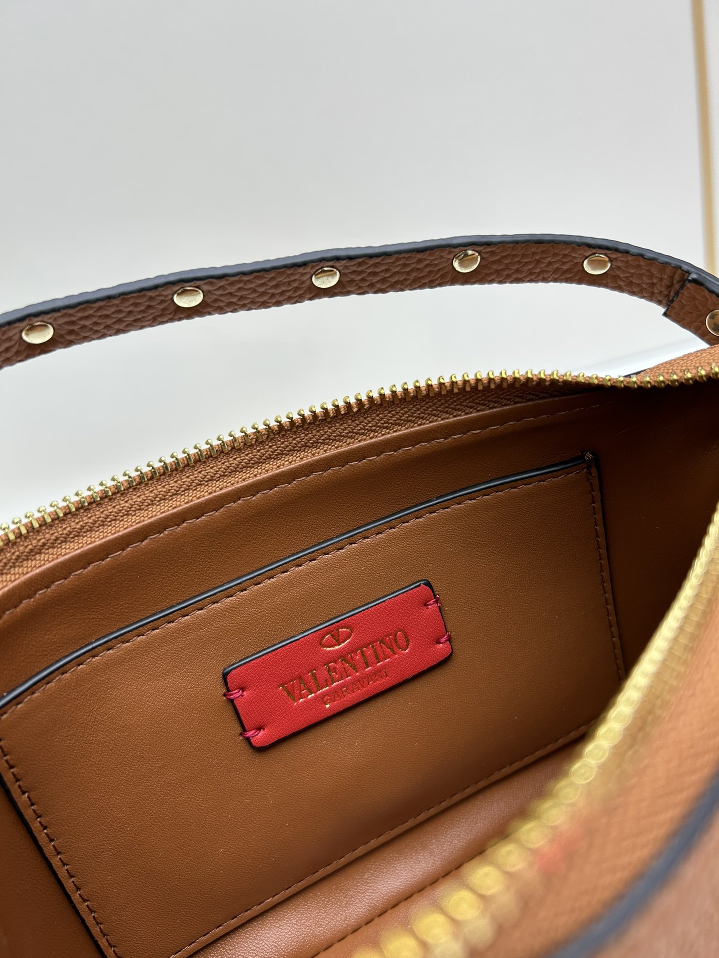 valent*** Garavani Rockstud 小号牛皮斜挎包，标志性的钩扣开合设计经重新诠释，