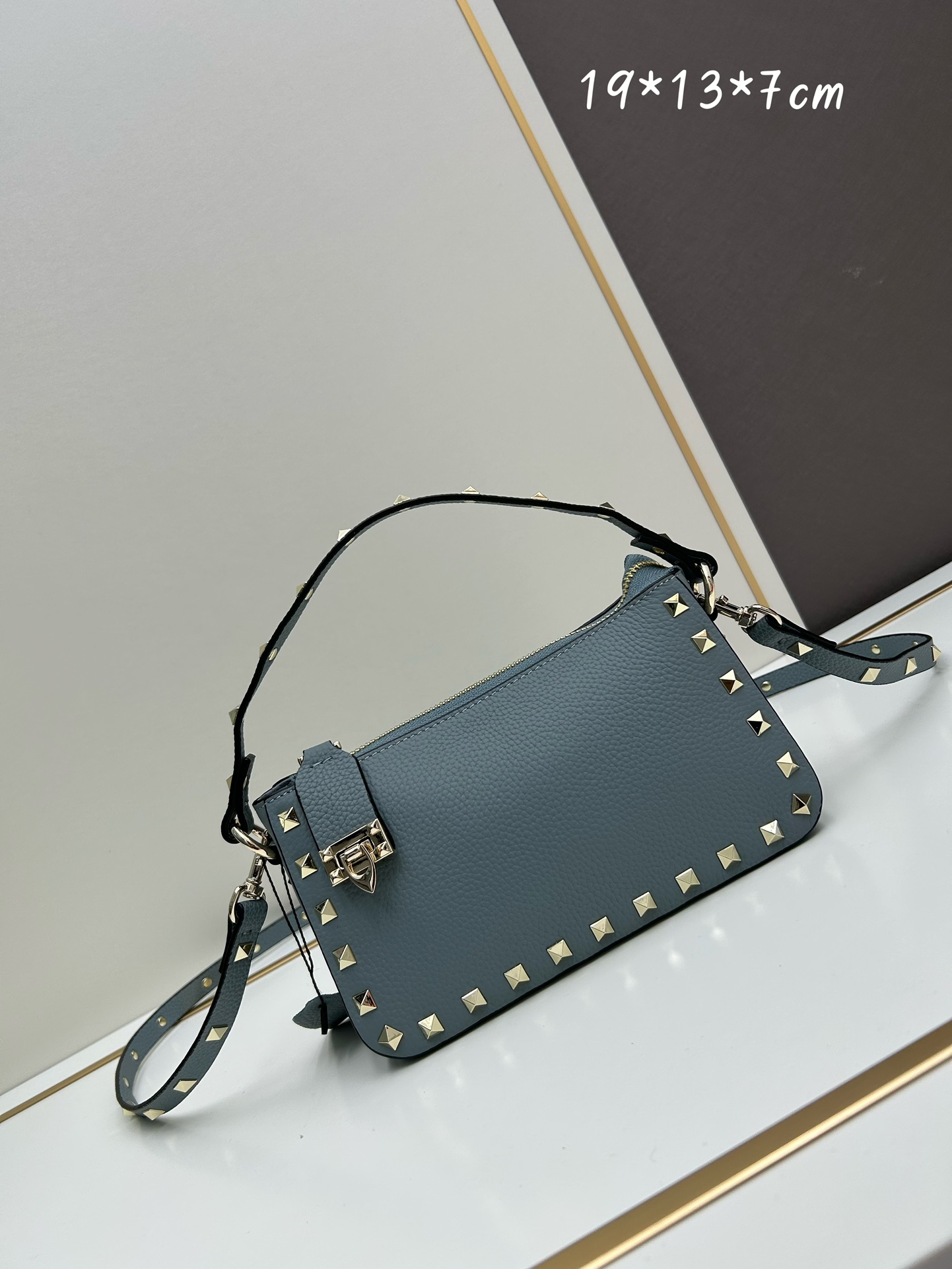 valent*** Garavani Rockstud 小号牛皮斜挎包，标志性的钩扣开合设计经重新诠释，