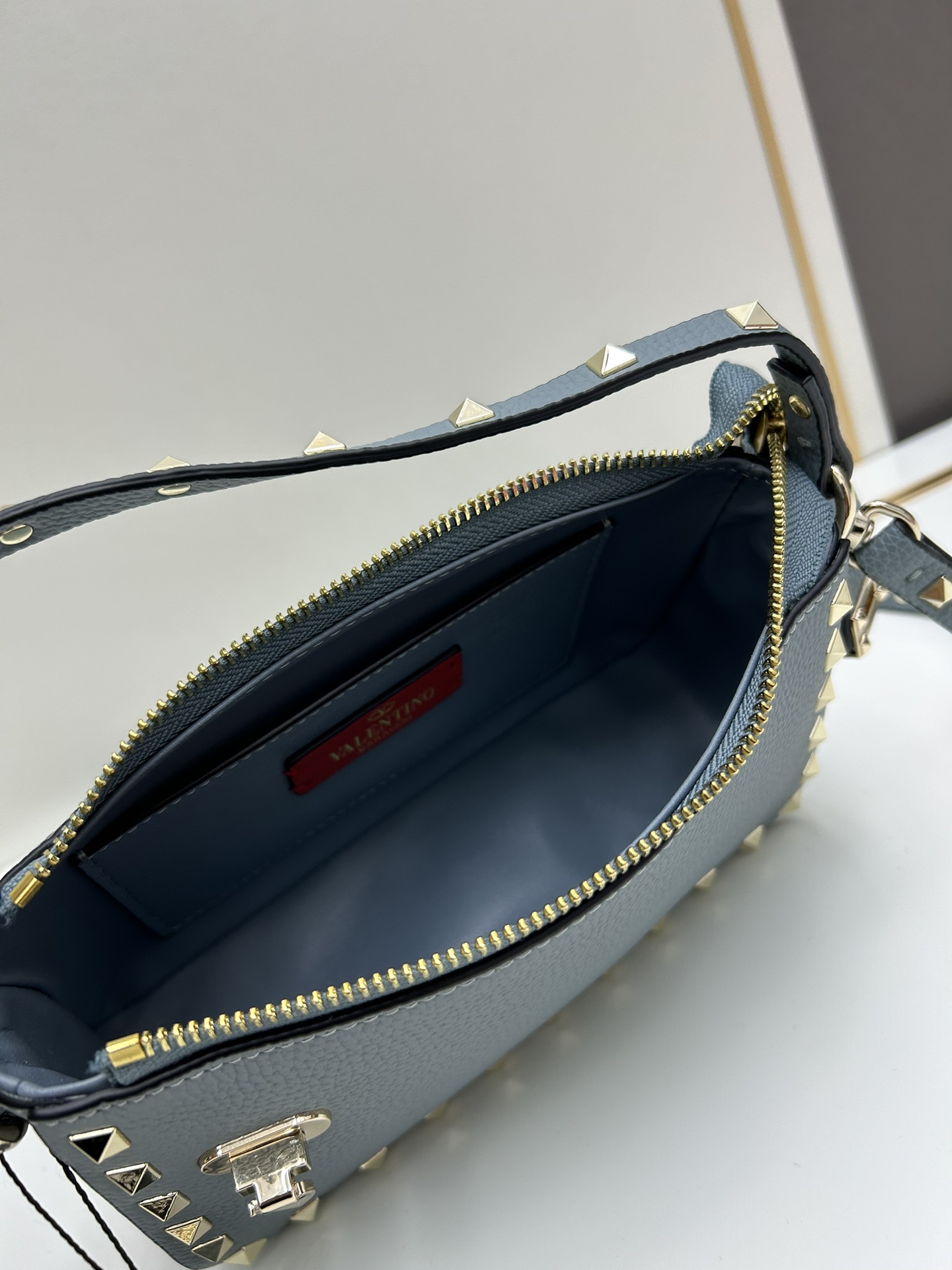 valent*** Garavani Rockstud 小号牛皮斜挎包，标志性的钩扣开合设计经重新诠释，