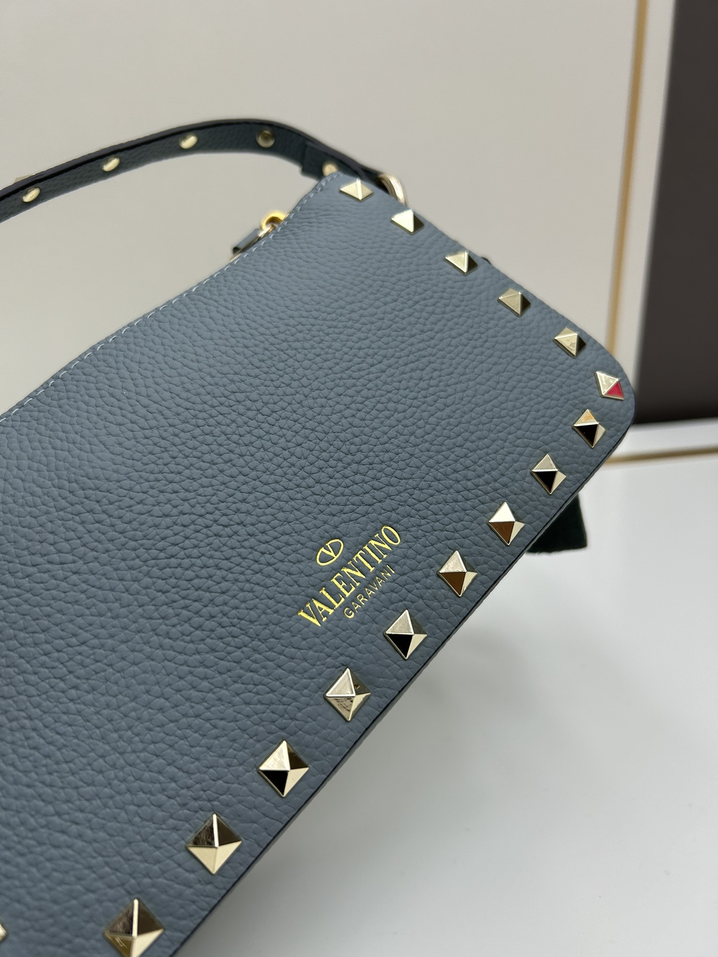 valent*** Garavani Rockstud 小号牛皮斜挎包，标志性的钩扣开合设计经重新诠释，