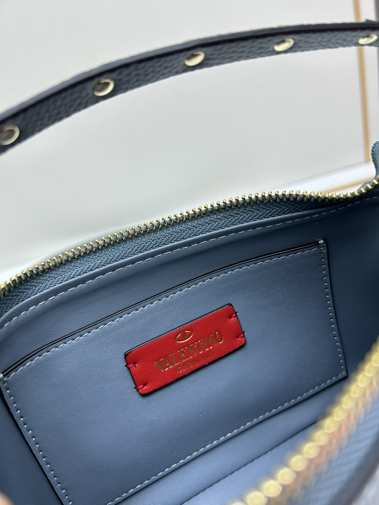 valent*** Garavani Rockstud 小号牛皮斜挎包，标志性的钩扣开合设计经重新诠释，