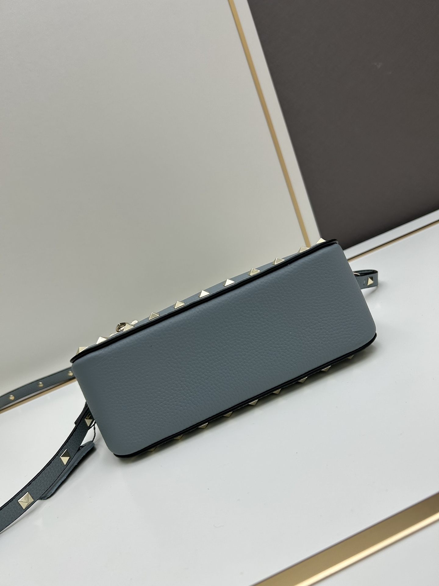 valent*** Garavani Rockstud 小号牛皮斜挎包，标志性的钩扣开合设计经重新诠释，