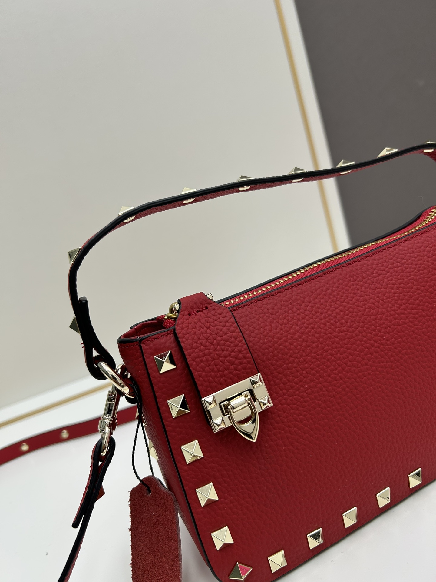 valent*** Garavani Rockstud 小号牛皮斜挎包，标志性的钩扣开合设计经重新诠释，