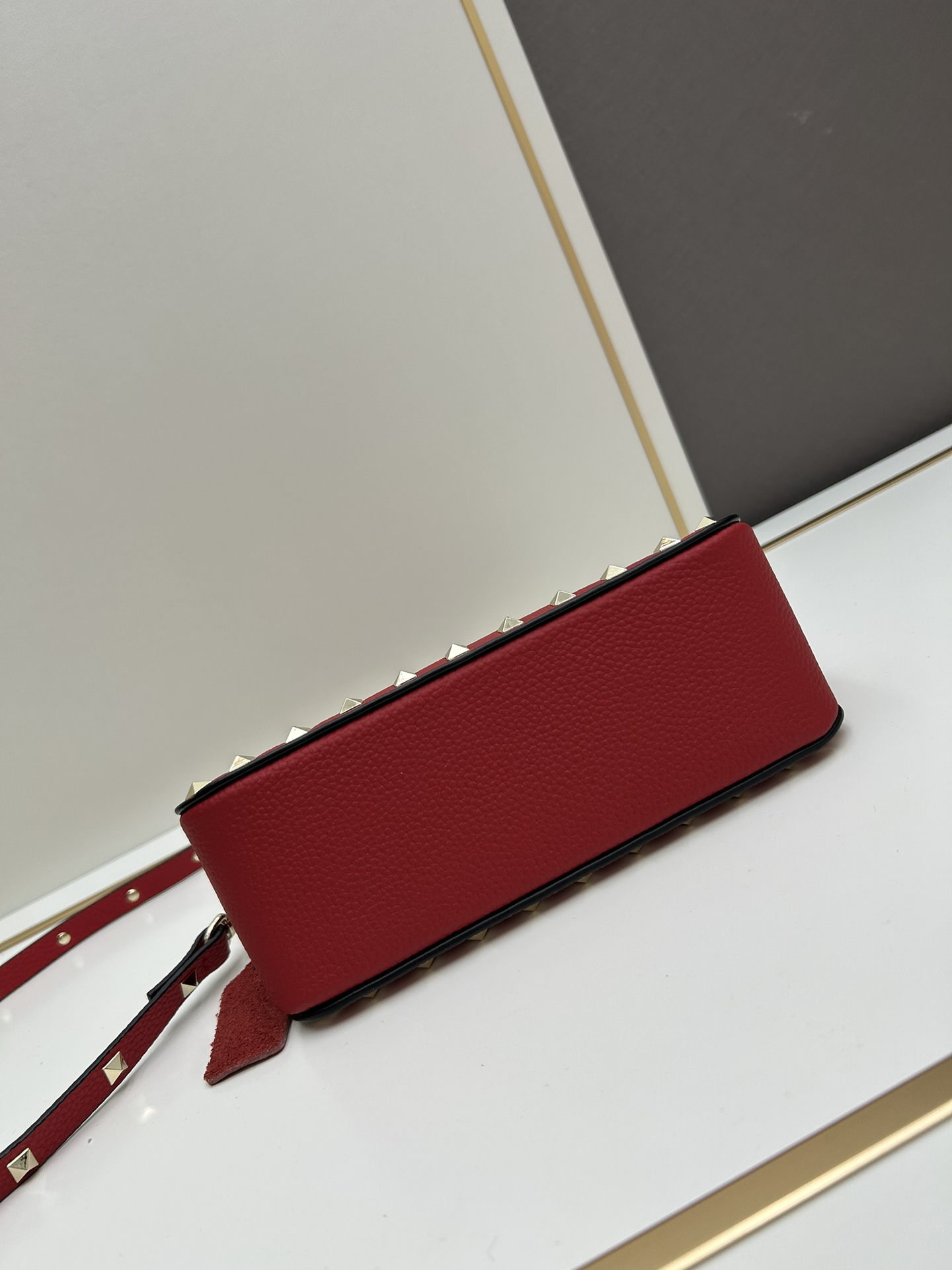 valent*** Garavani Rockstud 小号牛皮斜挎包，标志性的钩扣开合设计经重新诠释，