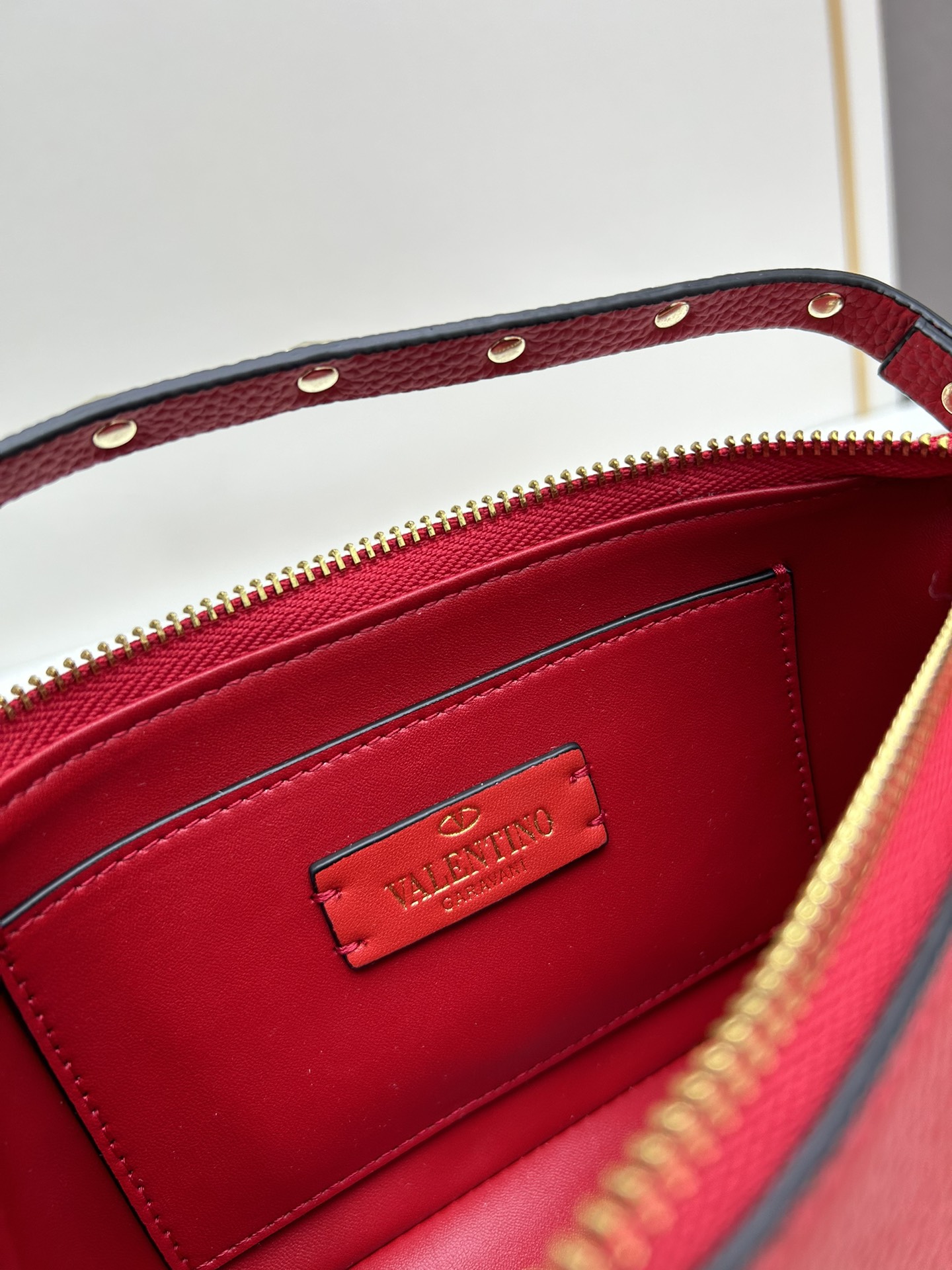 valent*** Garavani Rockstud 小号牛皮斜挎包，标志性的钩扣开合设计经重新诠释，