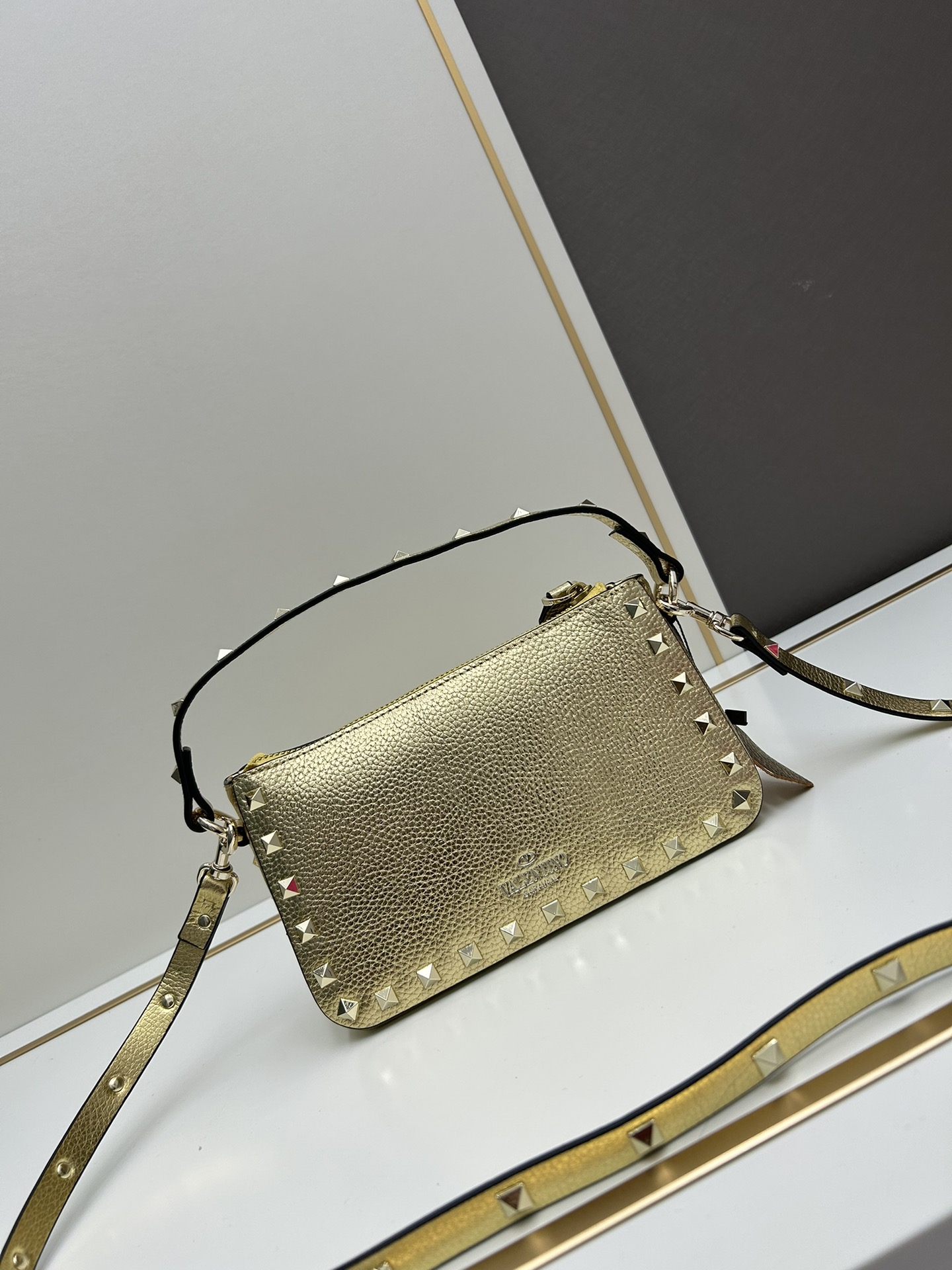 valent*** Garavani Rockstud 小号牛皮斜挎包，标志性的钩扣开合设计经重新诠释，