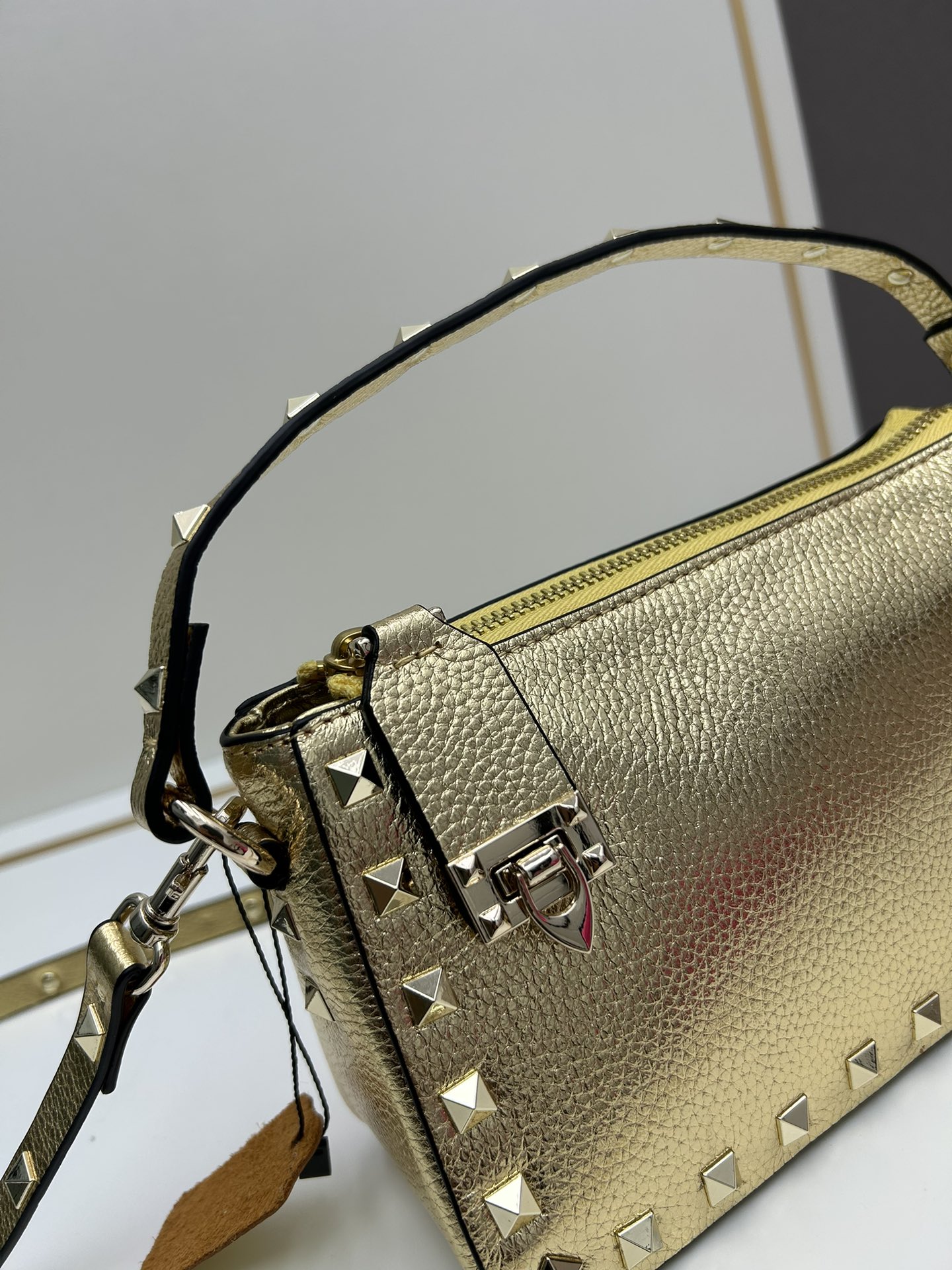 valent*** Garavani Rockstud 小号牛皮斜挎包，标志性的钩扣开合设计经重新诠释，