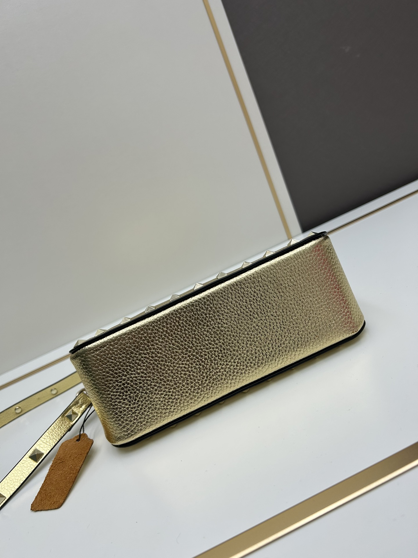 valent*** Garavani Rockstud 小号牛皮斜挎包，标志性的钩扣开合设计经重新诠释，