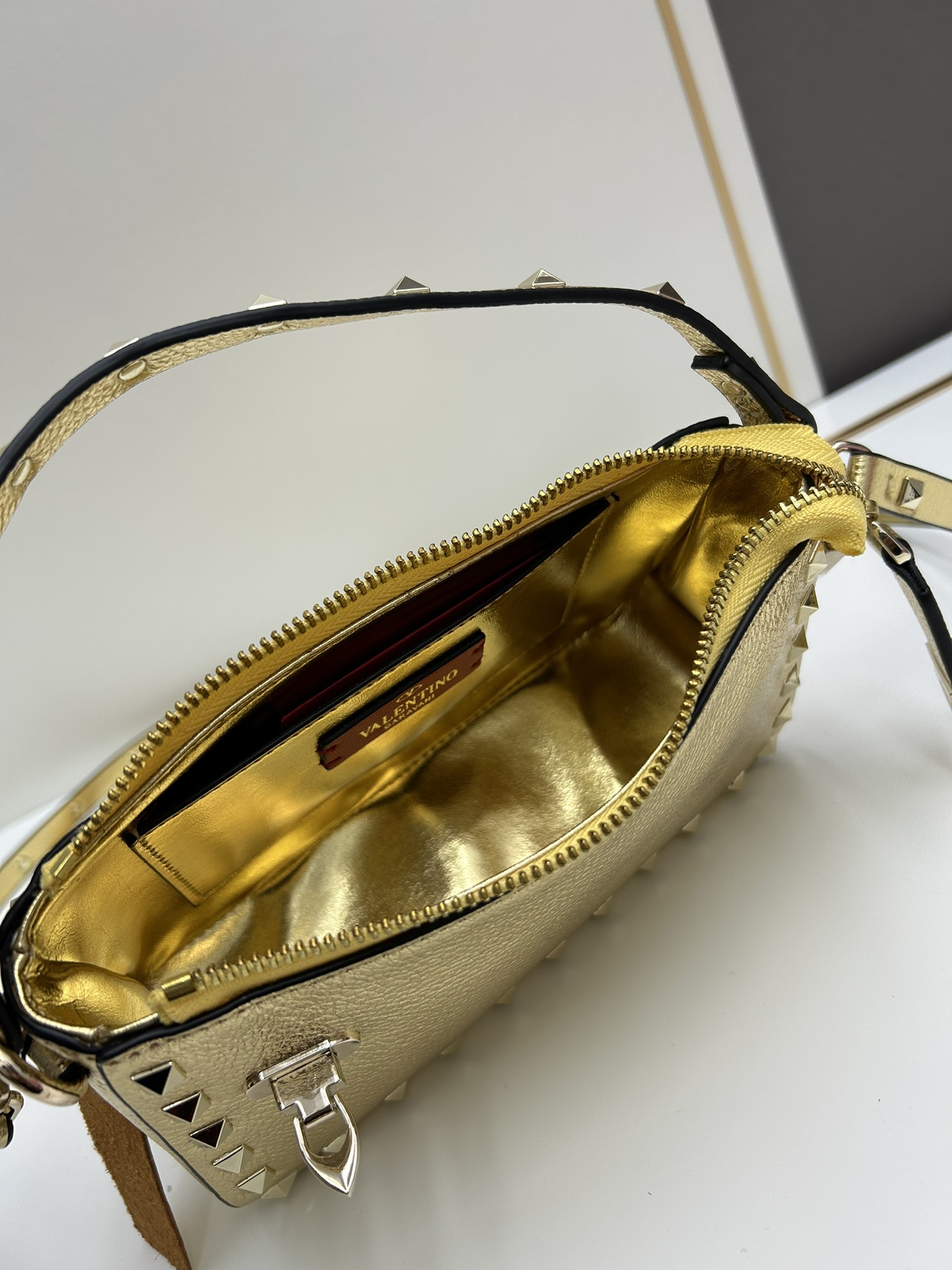 valent*** Garavani Rockstud 小号牛皮斜挎包，标志性的钩扣开合设计经重新诠释，