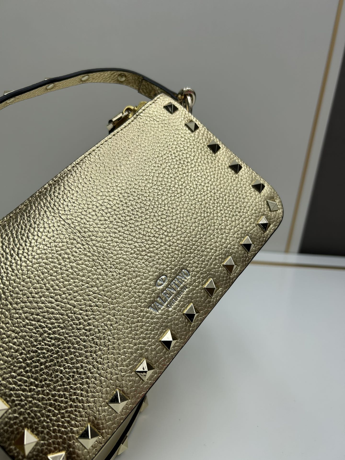 valent*** Garavani Rockstud 小号牛皮斜挎包，标志性的钩扣开合设计经重新诠释，