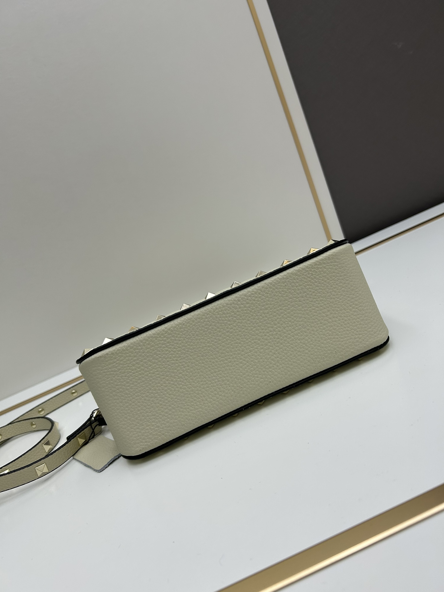 valent*** Garavani Rockstud 小号牛皮斜挎包，标志性的钩扣开合设计经重新诠释，