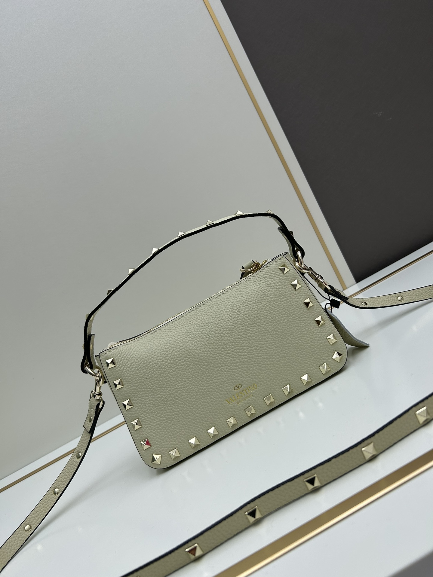 valent*** Garavani Rockstud 小号牛皮斜挎包，标志性的钩扣开合设计经重新诠释，