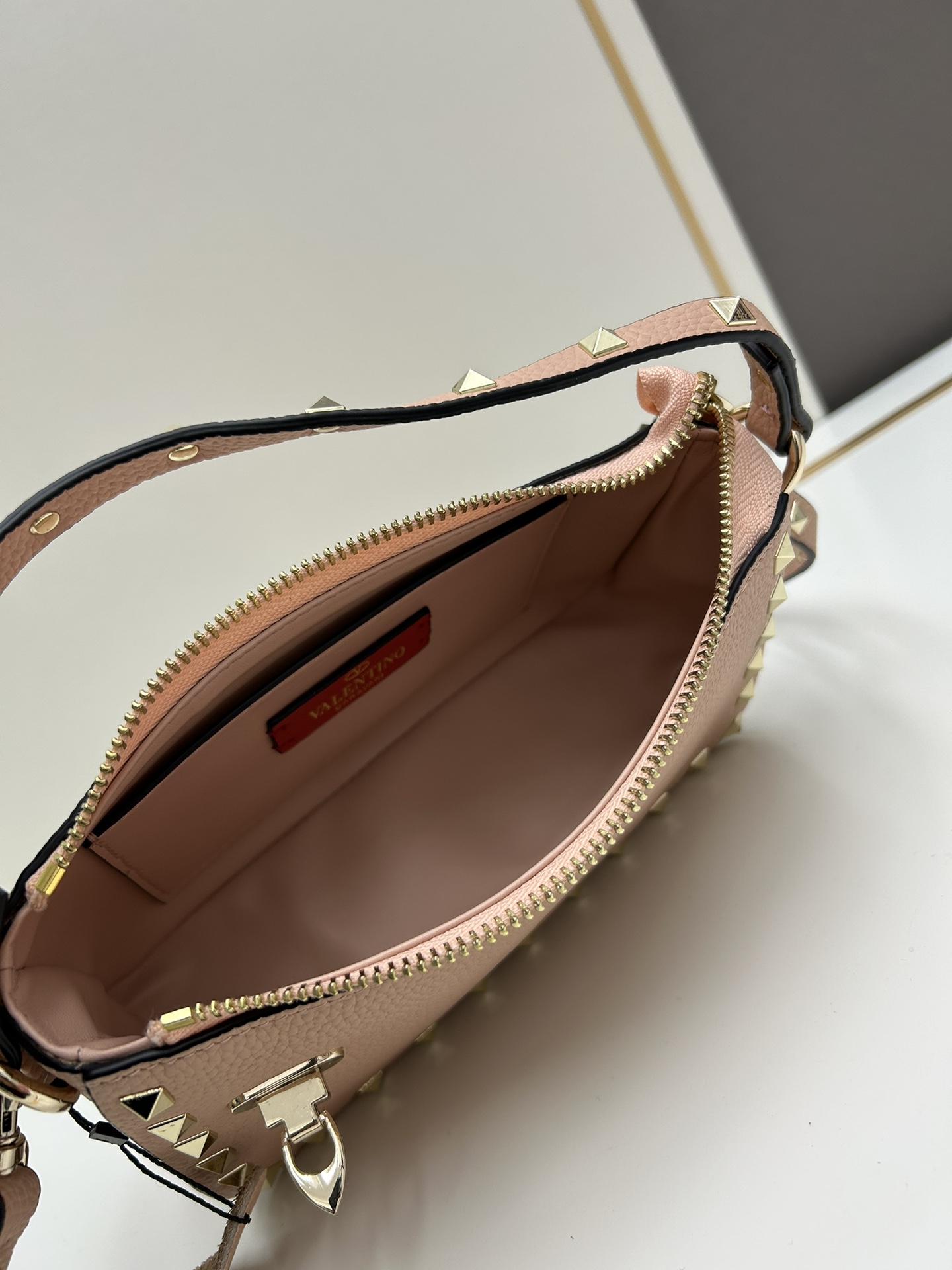 valent*** Garavani Rockstud 小号牛皮斜挎包，标志性的钩扣开合设计经重新诠释，