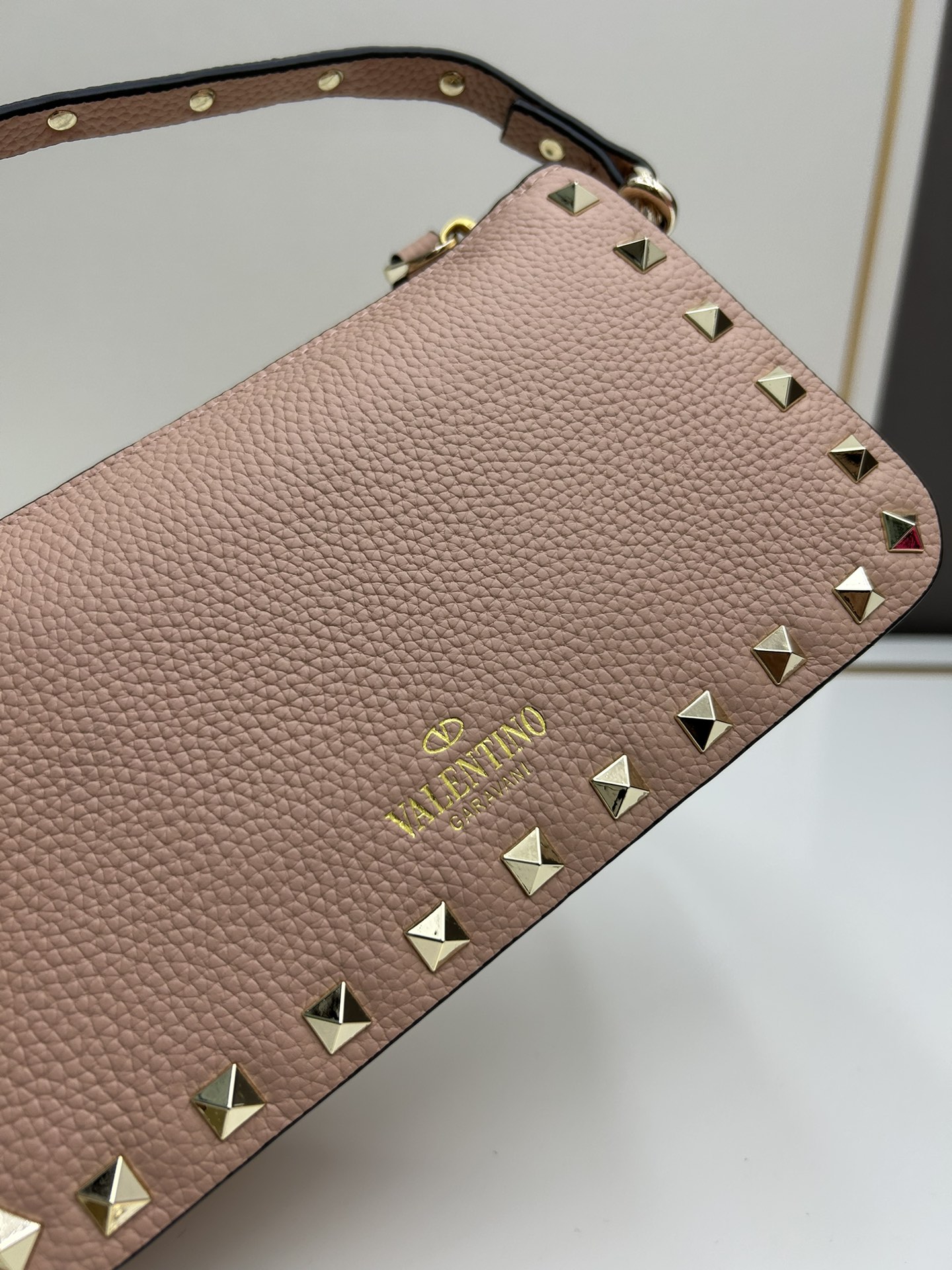 valent*** Garavani Rockstud 小号牛皮斜挎包，标志性的钩扣开合设计经重新诠释，