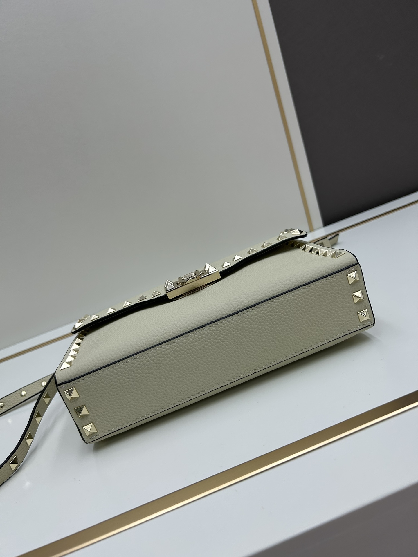 荔纹 Valentino 华伦 专柜主推款💪百搭、时尚，包包手感好到你不相信材质:进口摔纹皮配进口皮内里