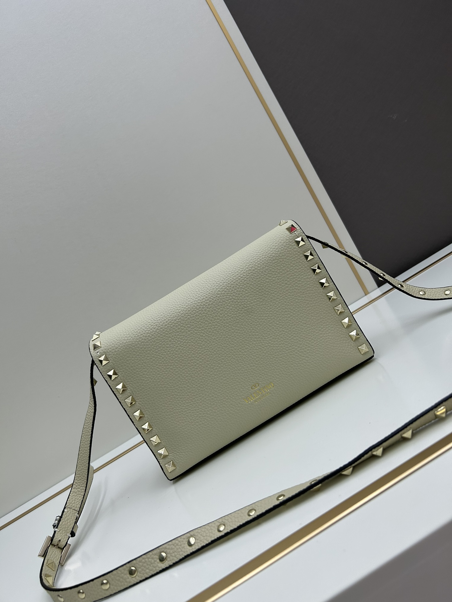 荔纹 Valentino 华伦 专柜主推款💪百搭、时尚，包包手感好到你不相信材质:进口摔纹皮配进口皮内里