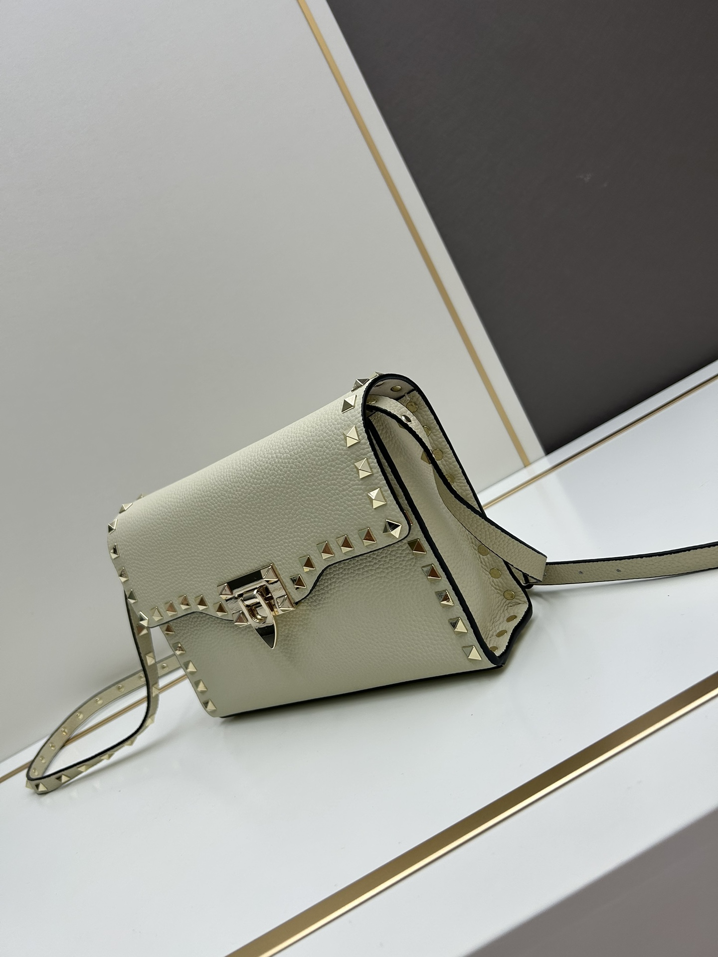 荔纹 Valentino 华伦 专柜主推款💪百搭、时尚，包包手感好到你不相信材质:进口摔纹皮配进口皮内里