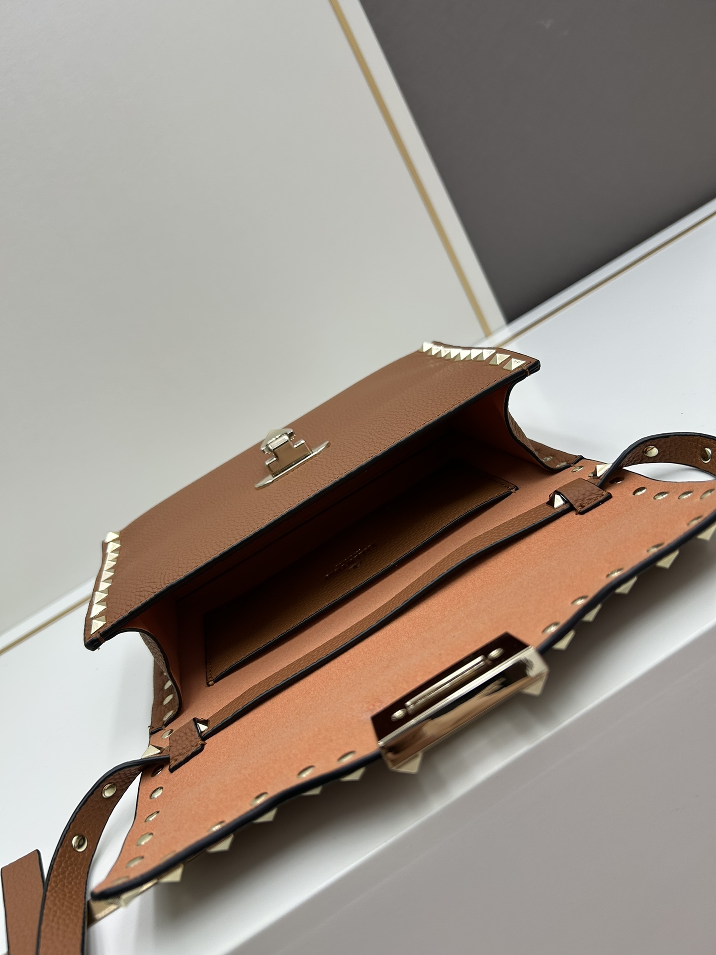 荔纹 Valentino 华伦 专柜主推款💪百搭、时尚，包包手感好到你不相信材质:进口摔纹皮配进口皮内里