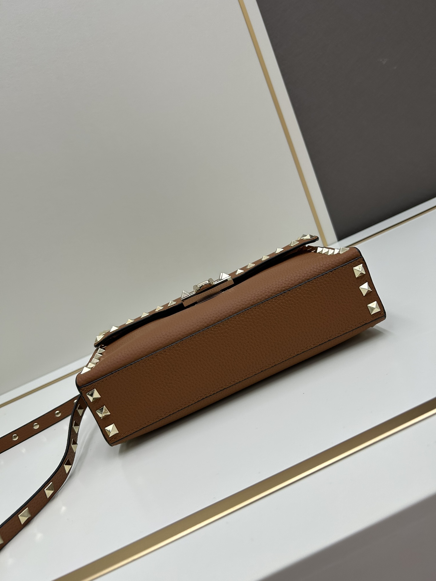 荔纹 Valentino 华伦 专柜主推款💪百搭、时尚，包包手感好到你不相信材质:进口摔纹皮配进口皮内里