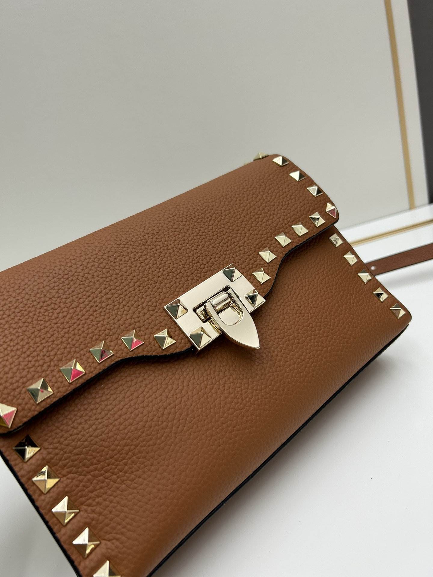 荔纹 Valentino 华伦 专柜主推款💪百搭、时尚，包包手感好到你不相信材质:进口摔纹皮配进口皮内里