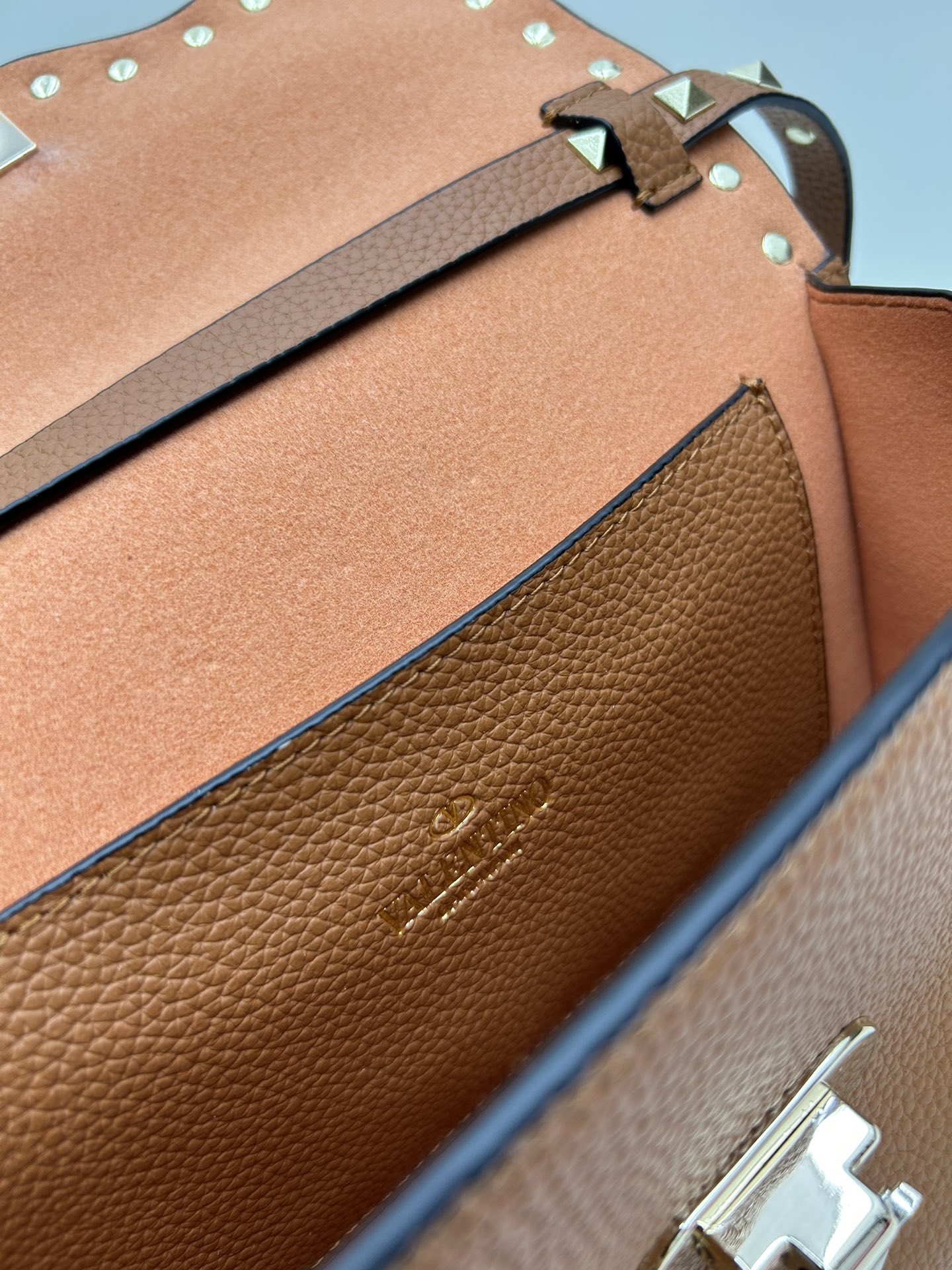 荔纹 Valentino 华伦 专柜主推款💪百搭、时尚，包包手感好到你不相信材质:进口摔纹皮配进口皮内里