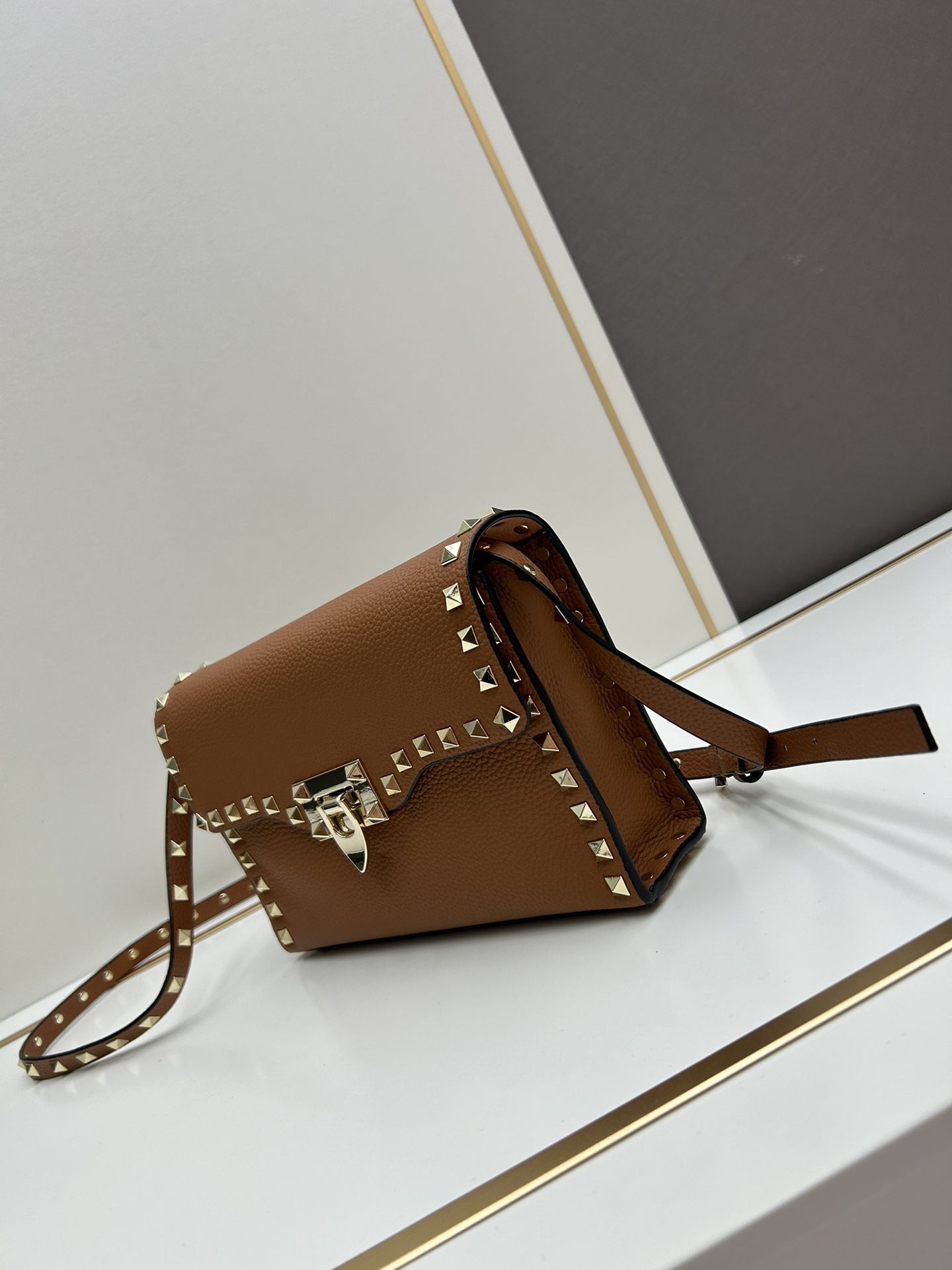 荔纹 Valentino 华伦 专柜主推款💪百搭、时尚，包包手感好到你不相信材质:进口摔纹皮配进口皮内里