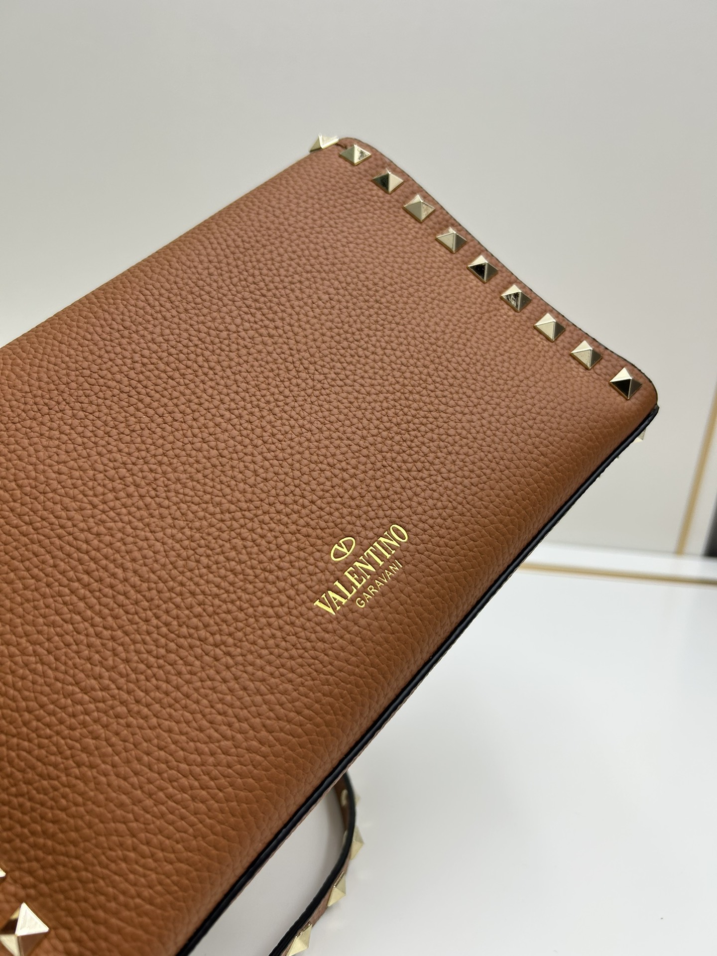 荔纹 Valentino 华伦 专柜主推款💪百搭、时尚，包包手感好到你不相信材质:进口摔纹皮配进口皮内里