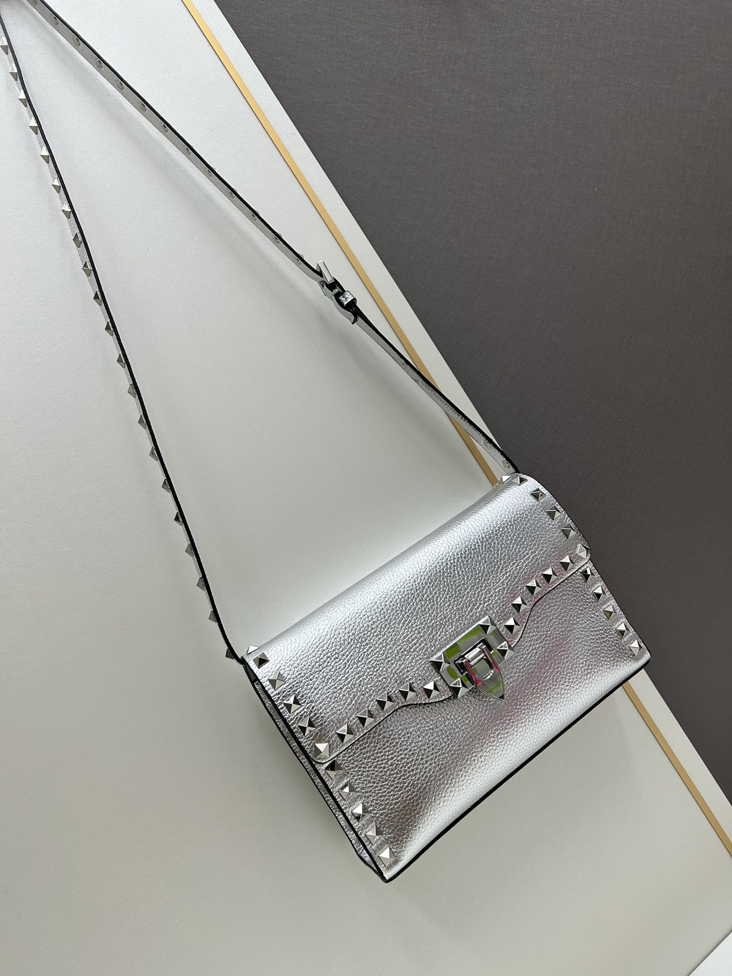 荔纹 Valentino 华伦 专柜主推款💪百搭、时尚，包包手感好到你不相信材质:进口摔纹皮配进口皮内里