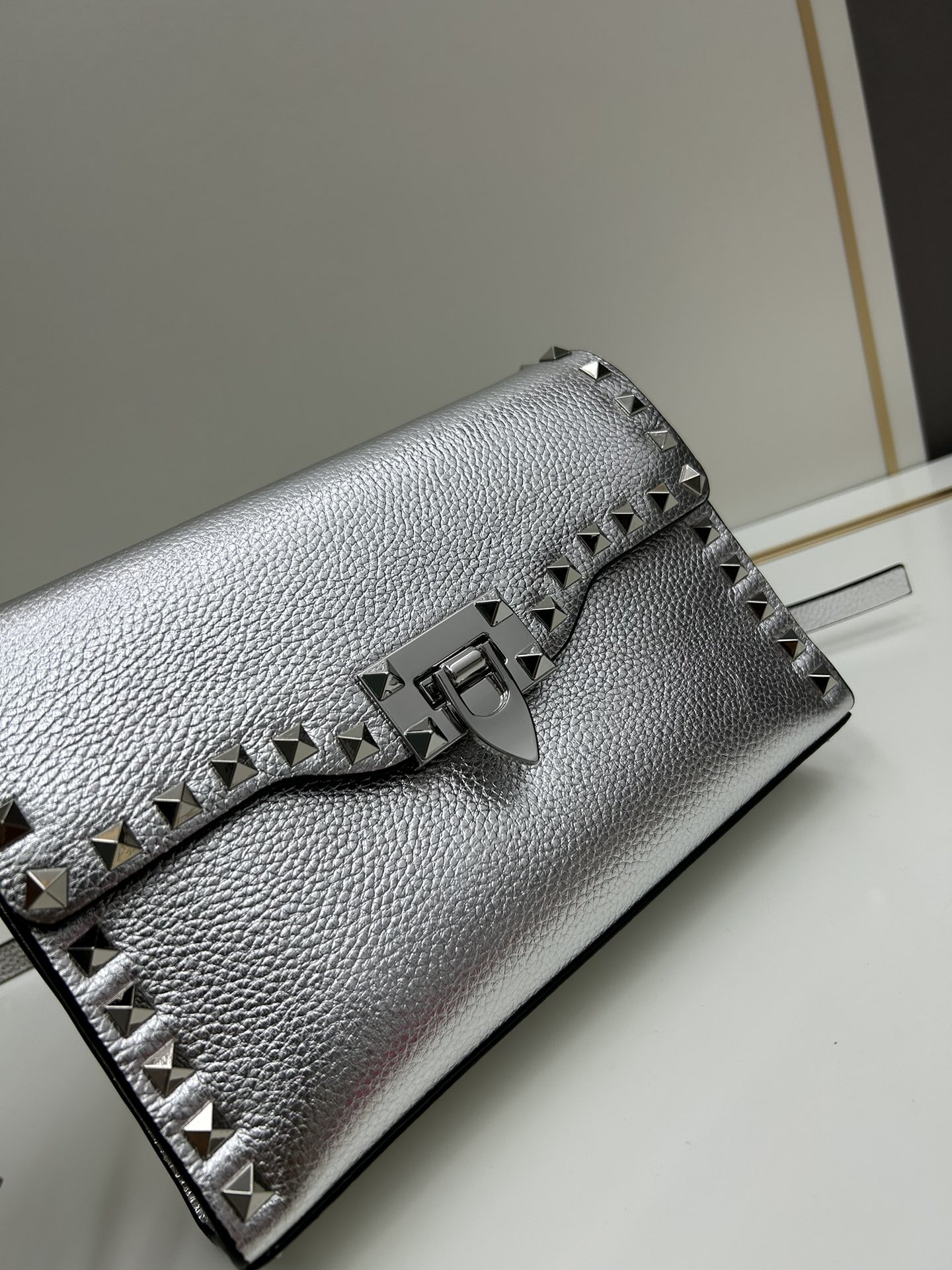 荔纹 Valentino 华伦 专柜主推款💪百搭、时尚，包包手感好到你不相信材质:进口摔纹皮配进口皮内里