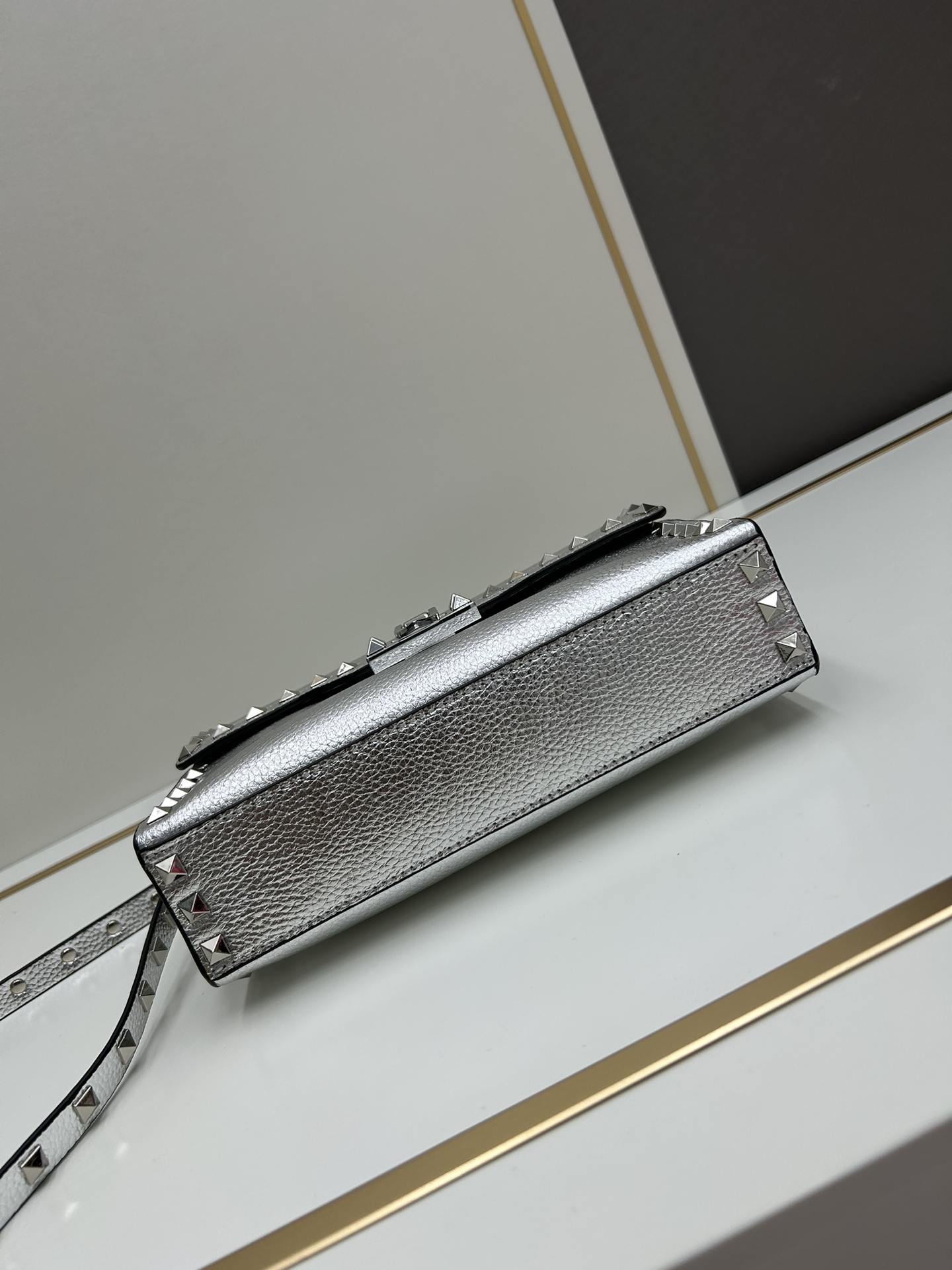 荔纹 Valentino 华伦 专柜主推款💪百搭、时尚，包包手感好到你不相信材质:进口摔纹皮配进口皮内里