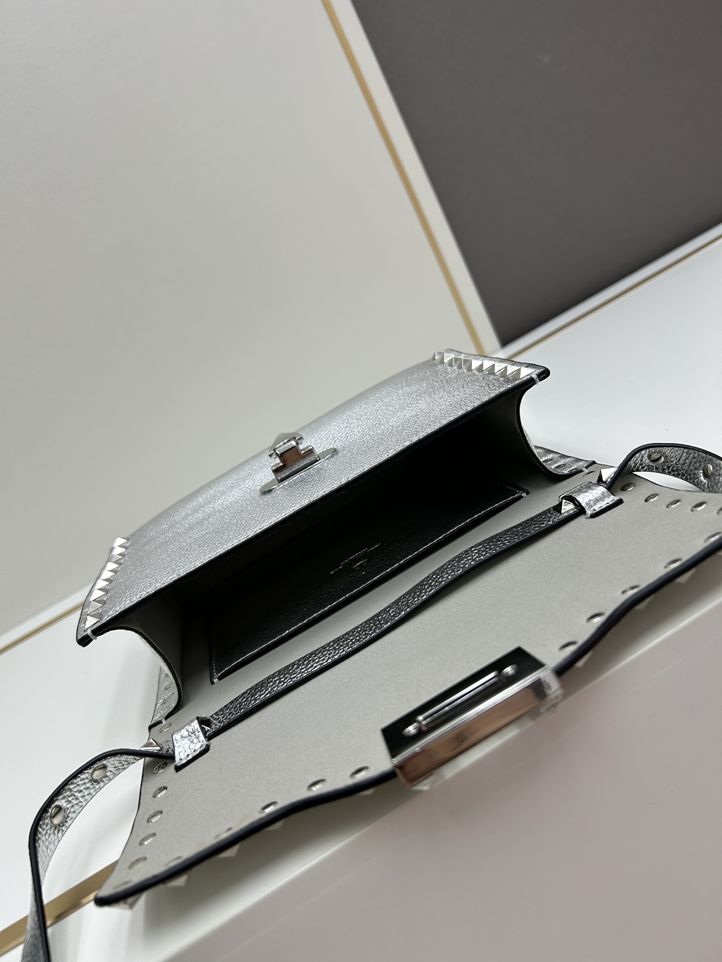 荔纹 Valentino 华伦 专柜主推款💪百搭、时尚，包包手感好到你不相信材质:进口摔纹皮配进口皮内里