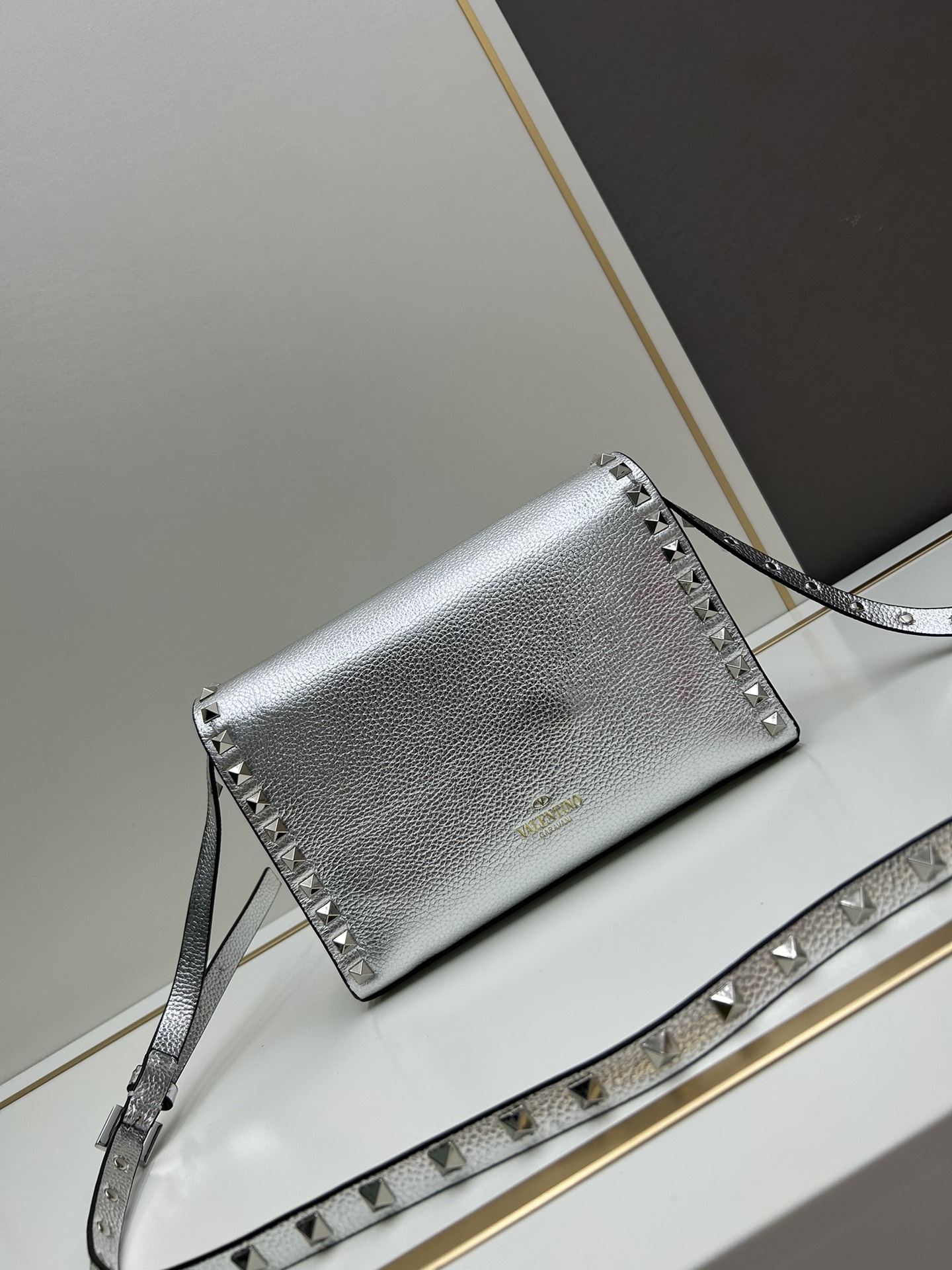 荔纹 Valentino 华伦 专柜主推款💪百搭、时尚，包包手感好到你不相信材质:进口摔纹皮配进口皮内里