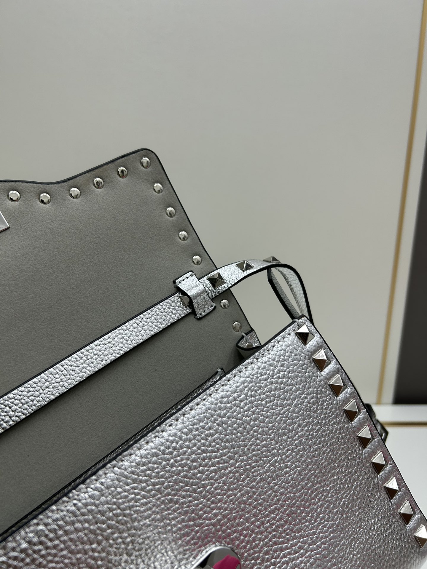 荔纹 Valentino 华伦 专柜主推款💪百搭、时尚，包包手感好到你不相信材质:进口摔纹皮配进口皮内里