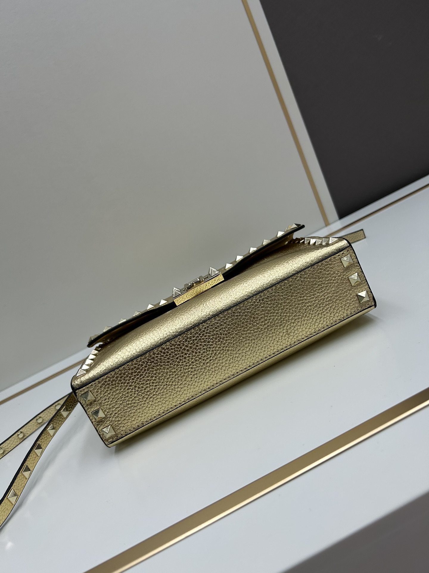 荔纹 Valentino 华伦 专柜主推款💪百搭、时尚，包包手感好到你不相信材质:进口摔纹皮配进口皮内里