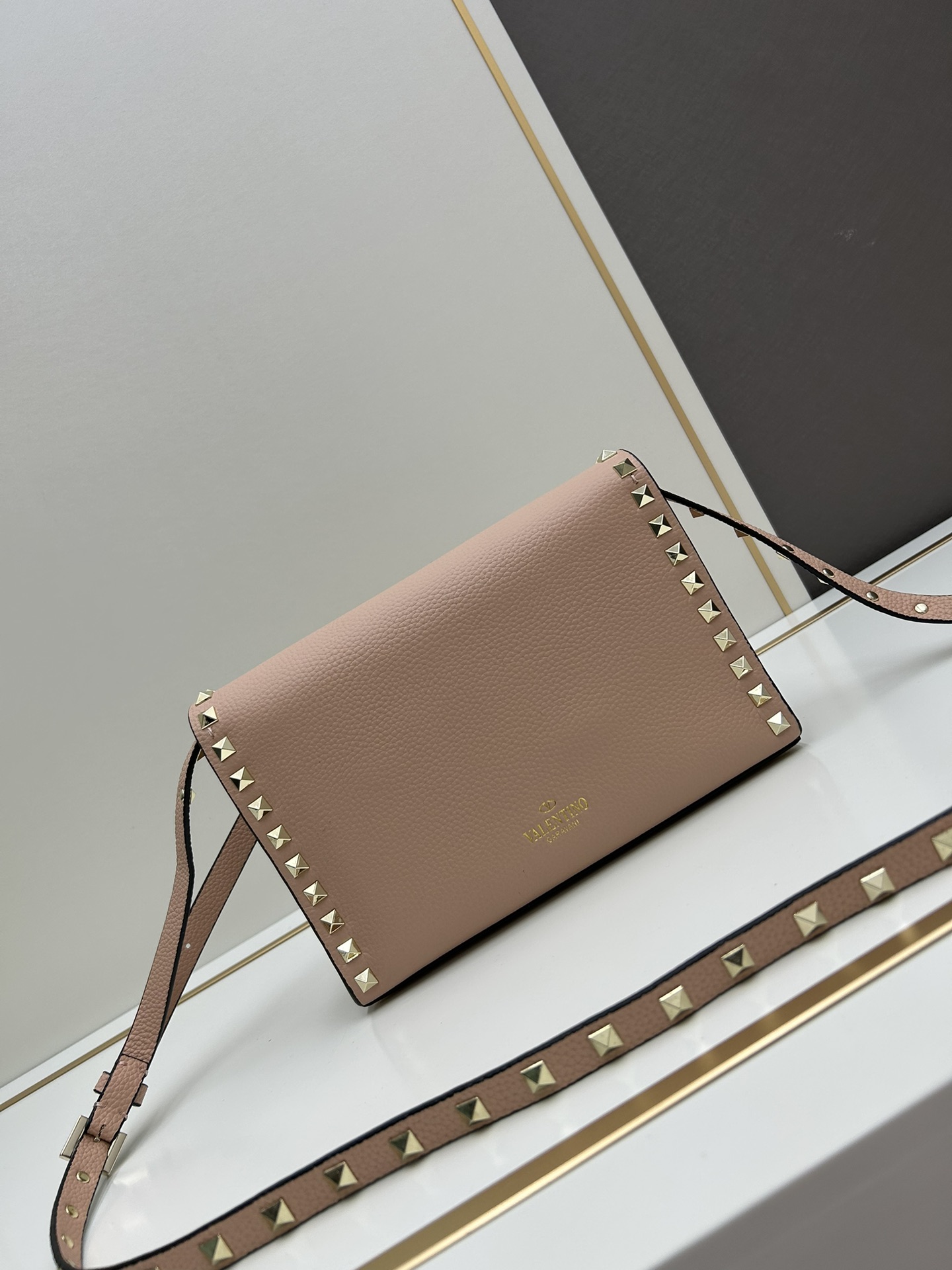 荔纹 Valentino 华伦 专柜主推款💪百搭、时尚，包包手感好到你不相信材质:进口摔纹皮配进口皮内里