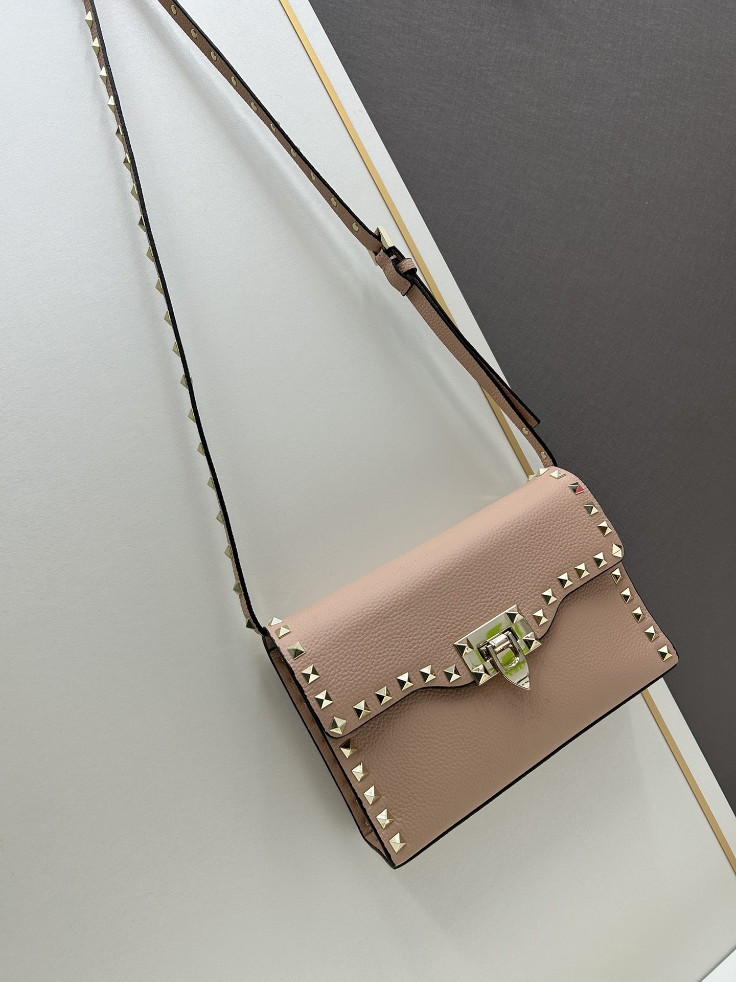 荔纹 Valentino 华伦 专柜主推款💪百搭、时尚，包包手感好到你不相信材质:进口摔纹皮配进口皮内里