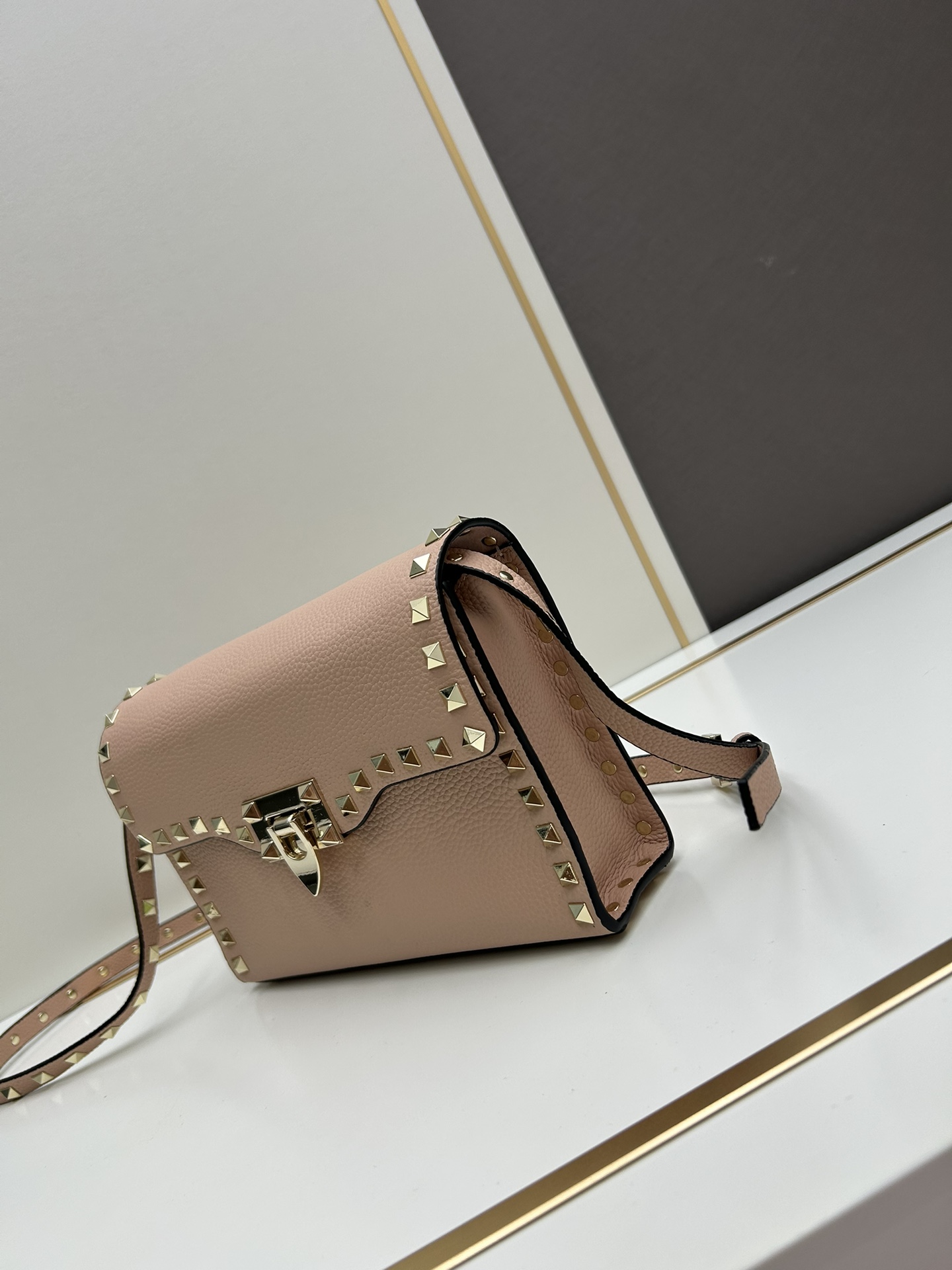 荔纹 Valentino 华伦 专柜主推款💪百搭、时尚，包包手感好到你不相信材质:进口摔纹皮配进口皮内里