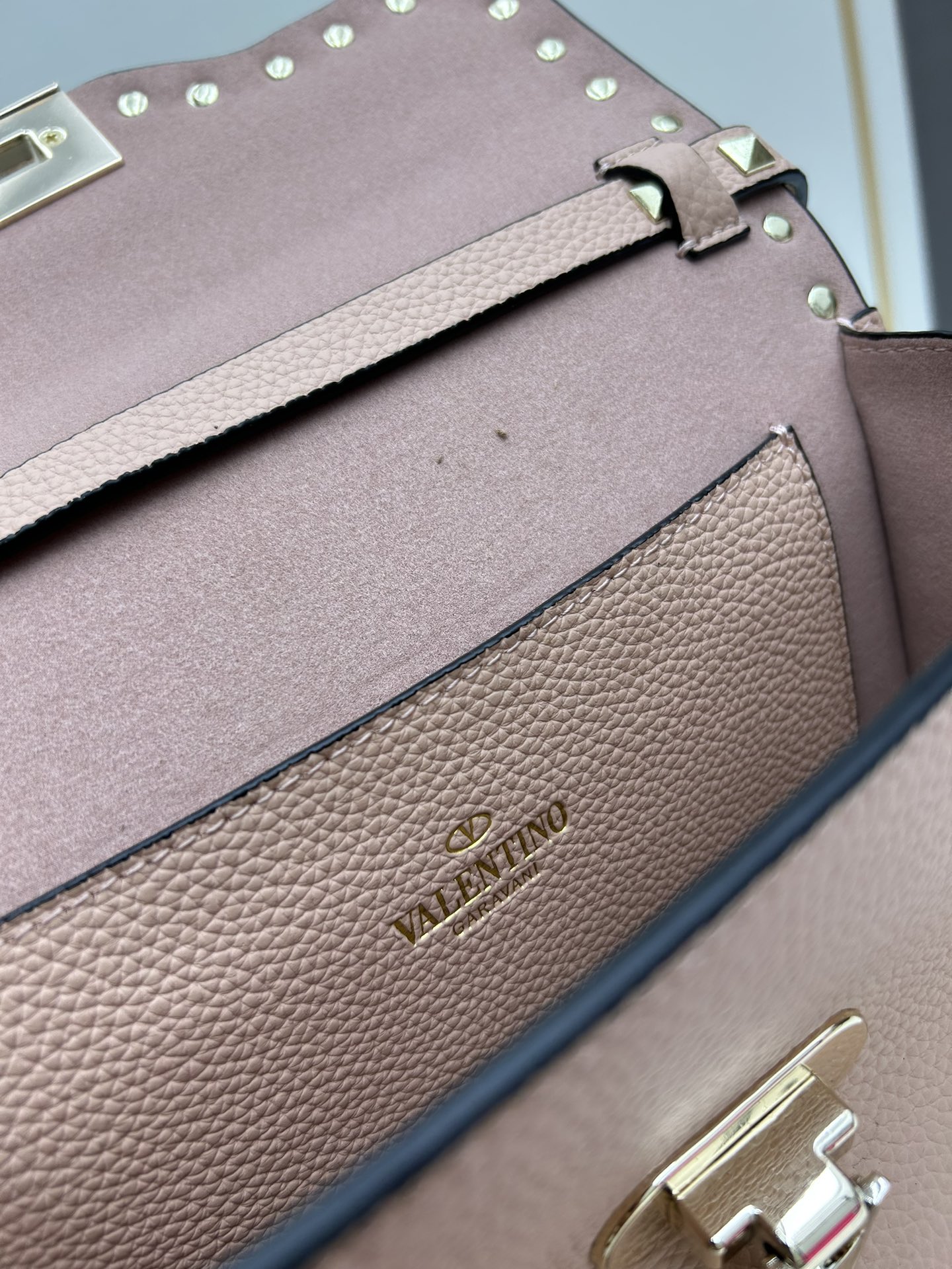 荔纹 Valentino 华伦 专柜主推款💪百搭、时尚，包包手感好到你不相信材质:进口摔纹皮配进口皮内里
