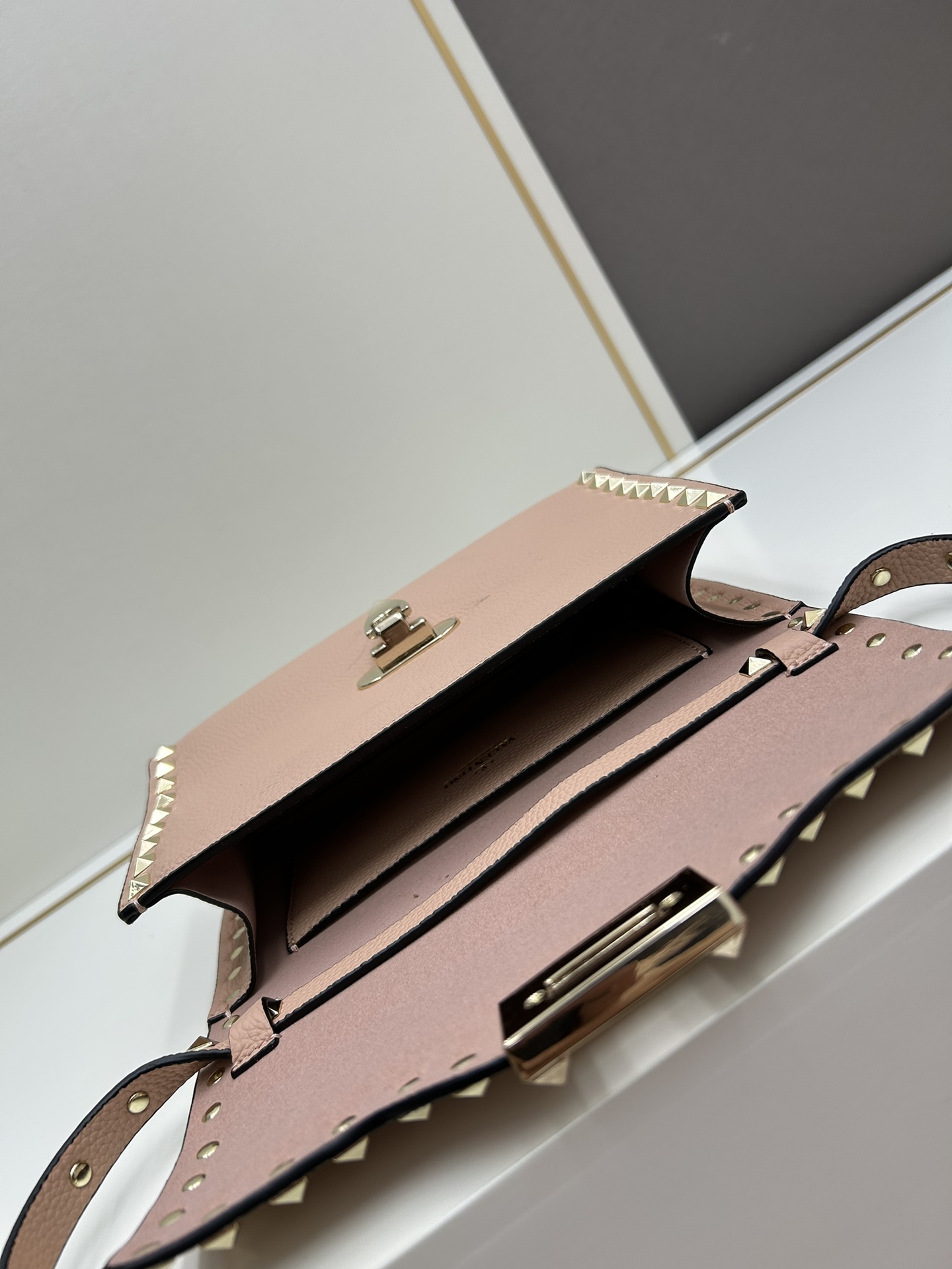 荔纹 Valentino 华伦 专柜主推款💪百搭、时尚，包包手感好到你不相信材质:进口摔纹皮配进口皮内里