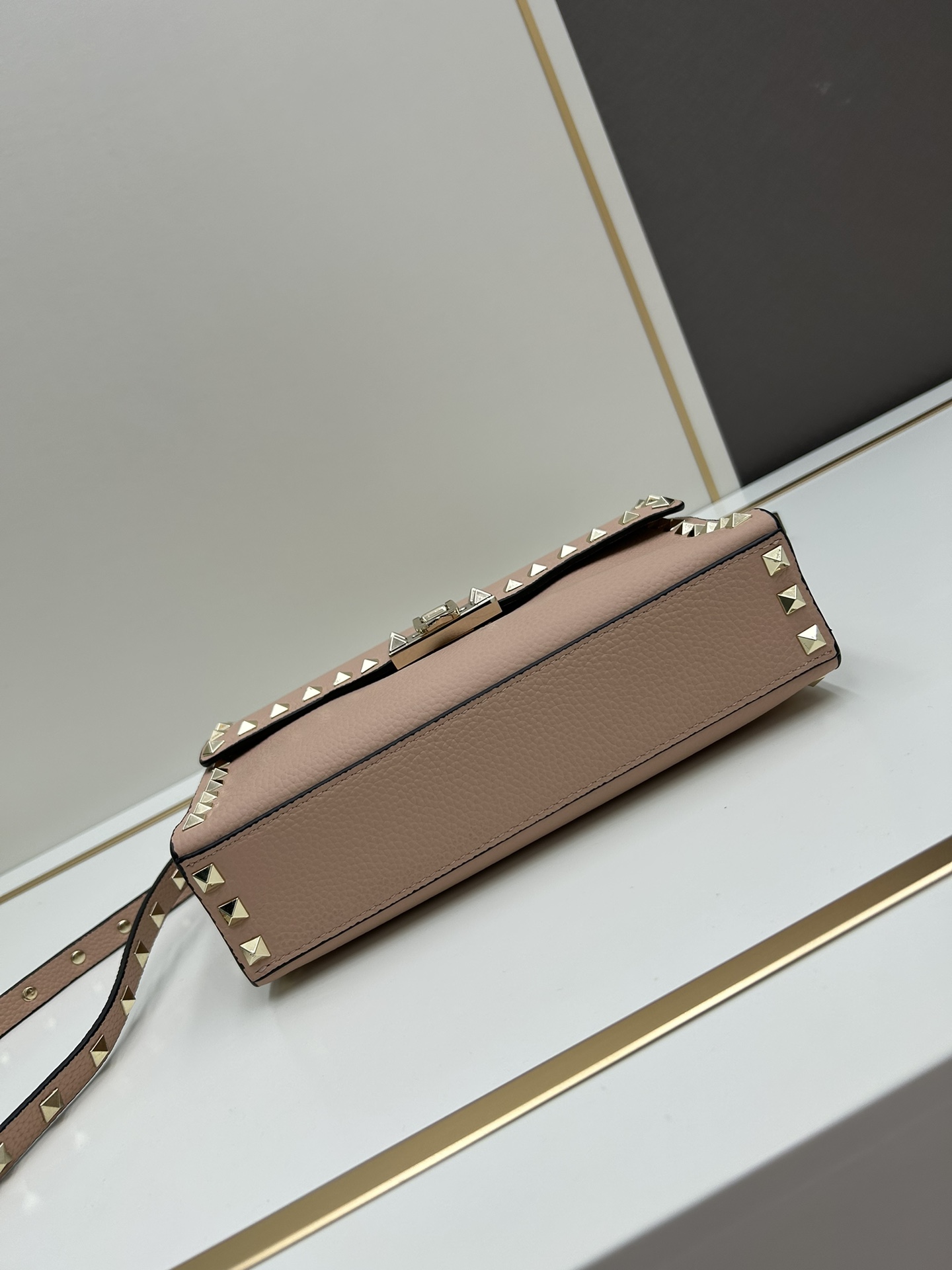 荔纹 Valentino 华伦 专柜主推款💪百搭、时尚，包包手感好到你不相信材质:进口摔纹皮配进口皮内里