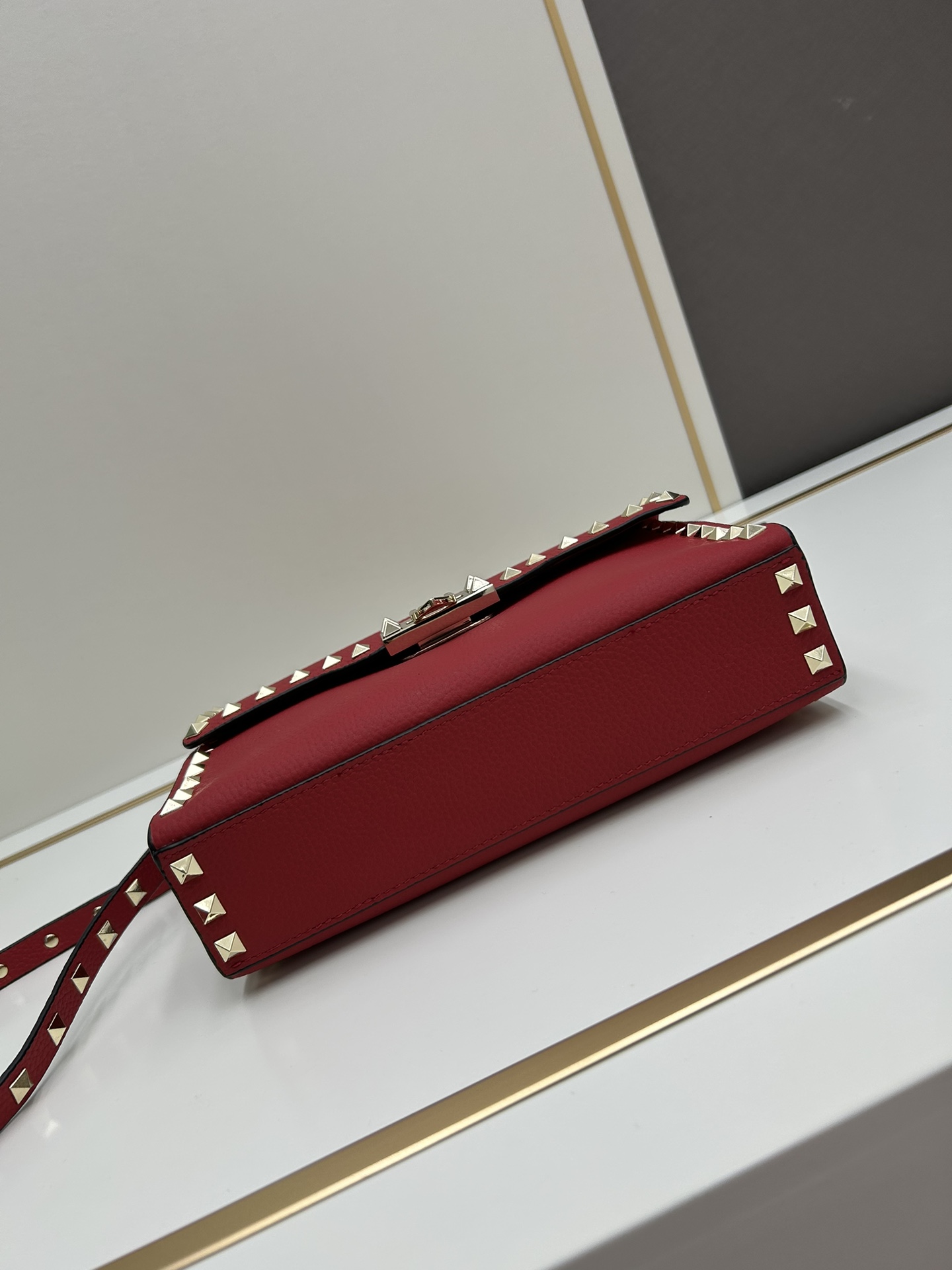 荔纹 Valentino 华伦 专柜主推款💪百搭、时尚，包包手感好到你不相信材质:进口摔纹皮配进口皮内里