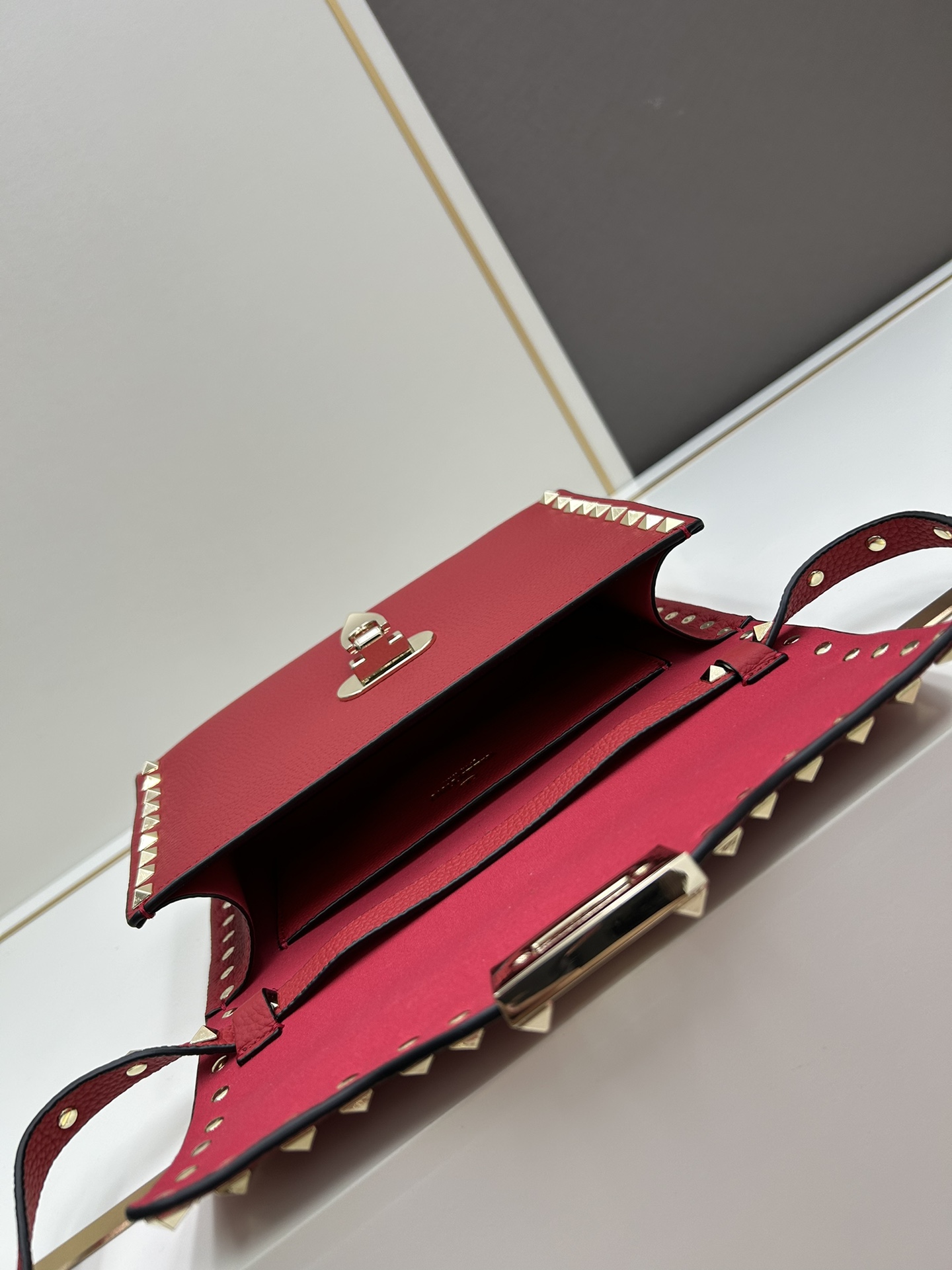 荔纹 Valentino 华伦 专柜主推款💪百搭、时尚，包包手感好到你不相信材质:进口摔纹皮配进口皮内里