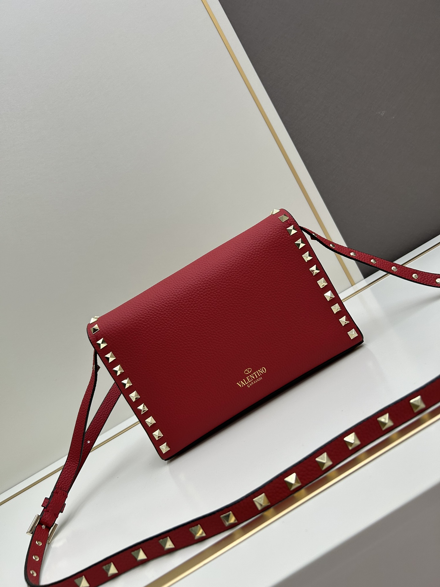 荔纹 Valentino 华伦 专柜主推款💪百搭、时尚，包包手感好到你不相信材质:进口摔纹皮配进口皮内里