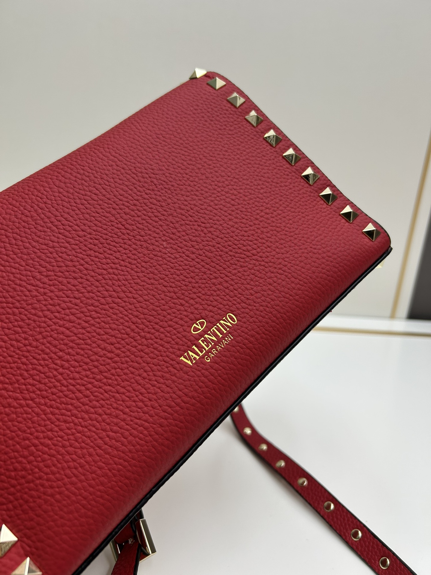 荔纹 Valentino 华伦 专柜主推款💪百搭、时尚，包包手感好到你不相信材质:进口摔纹皮配进口皮内里